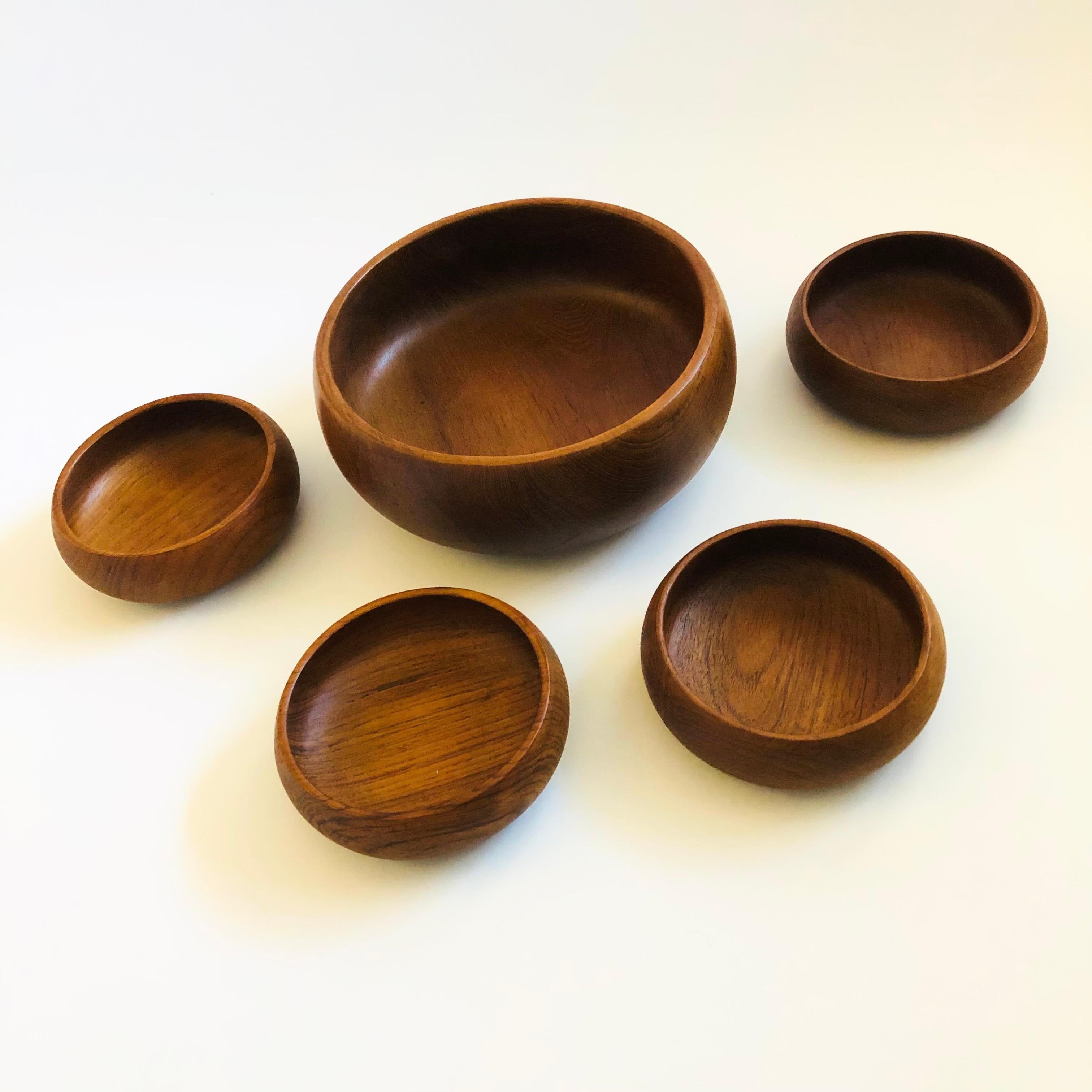 Teak Salad Bowl Set - 1 Large, 4 Small In Good Condition For Sale In Fairfield, CA