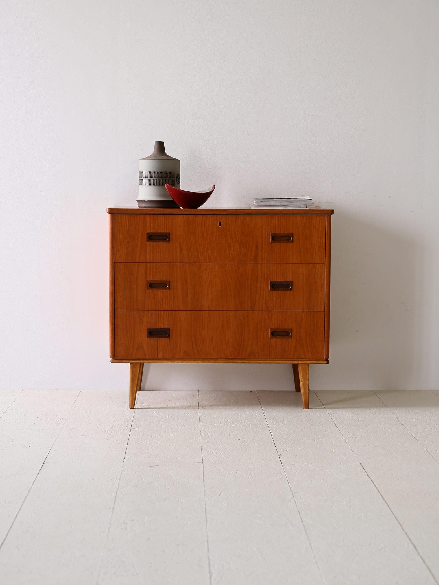 Authentic 3-drawer chest of drawers from the original Scandinavian manufacture of the 1960s. 

Its design is distinctive, with a top featuring beveled corners and conical legs typical of  Northern Europe, lending a unique elegance.

The drawers,
