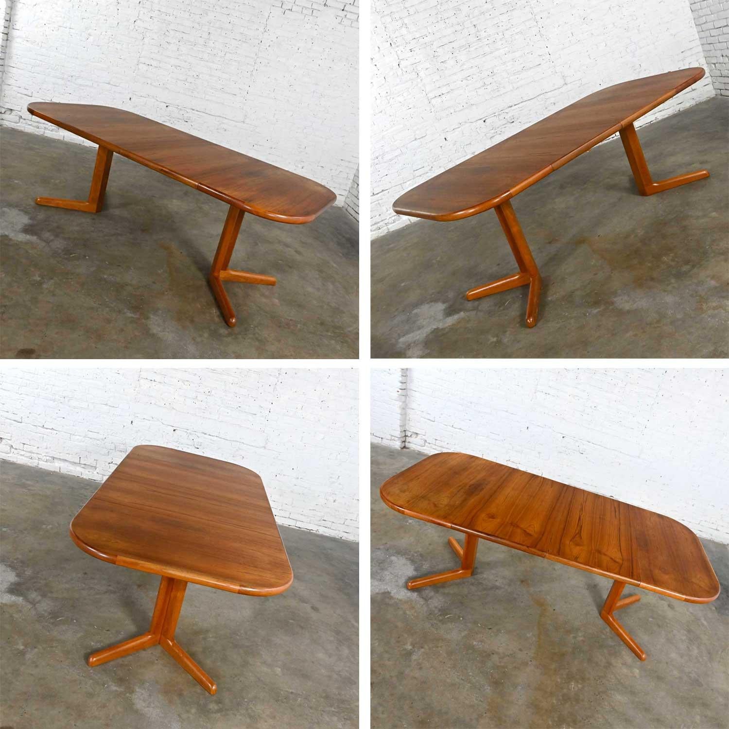 Teak Scandinavian Modern Expanding Dining Table 2 Leaves Style Niels Moller In Good Condition For Sale In Topeka, KS