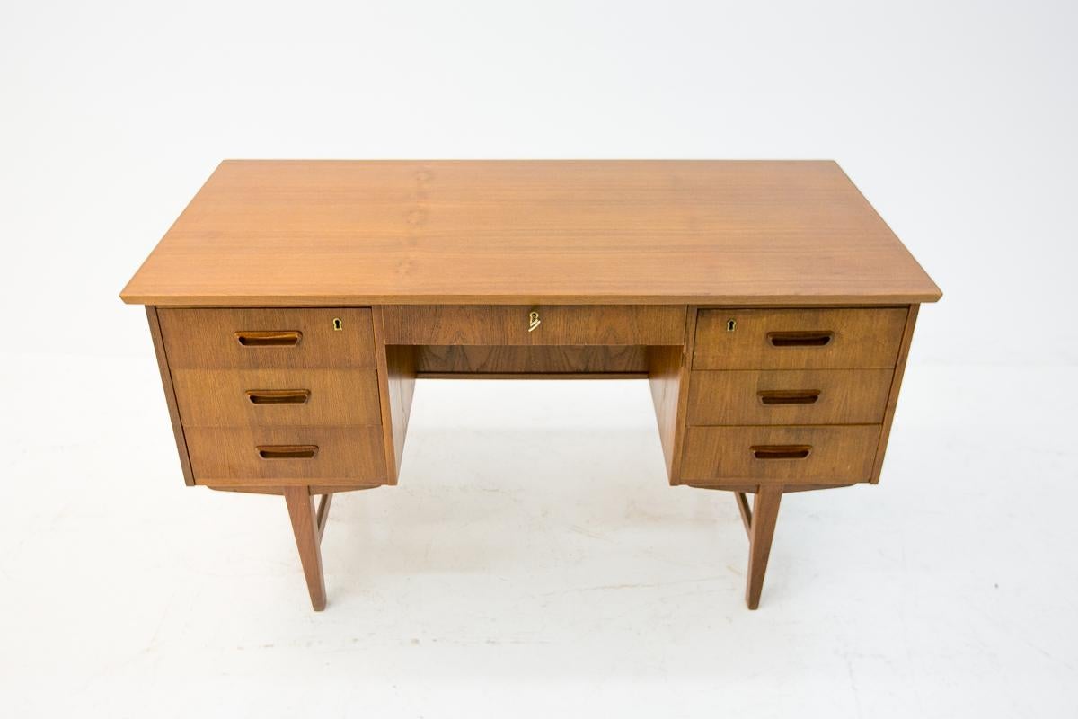 Scandinavian teak desk from Denmark, circa 1960s.
Very good condition. With key.