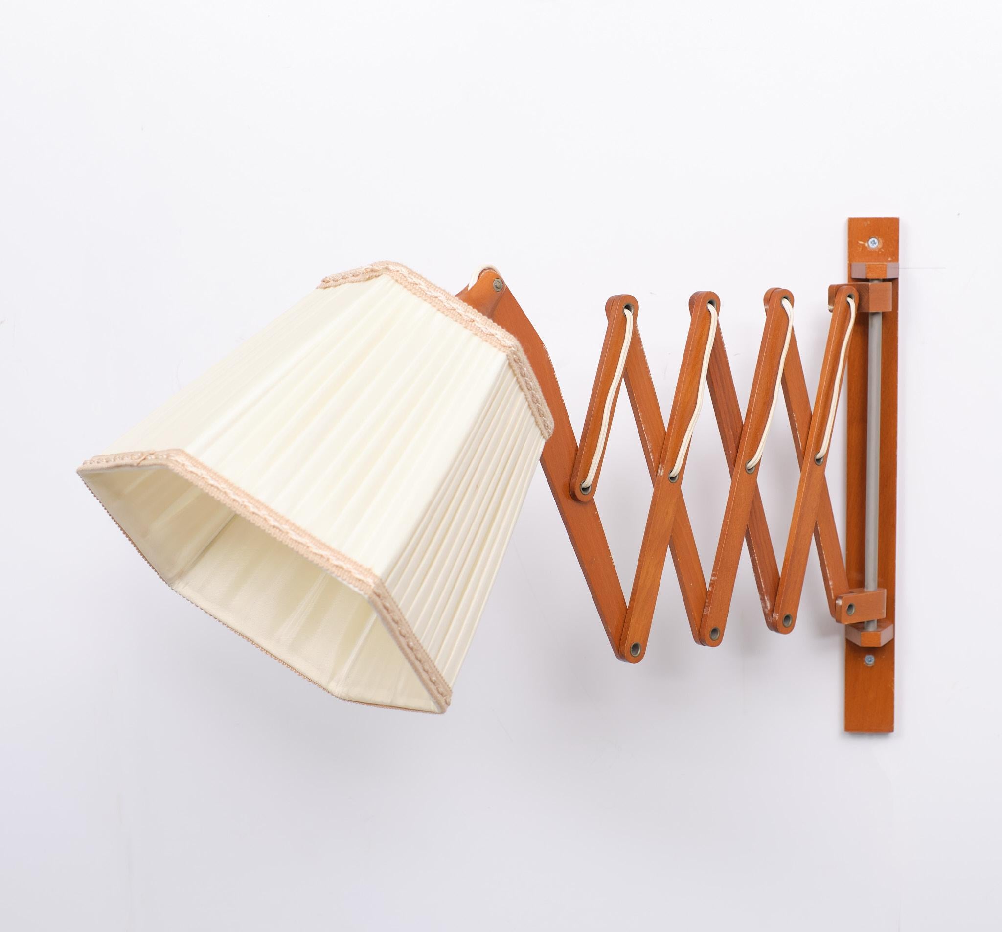 Very nice Teak scissor wall lamp. 1960s Harmonica like movement. 
One large E27 bulb needed.