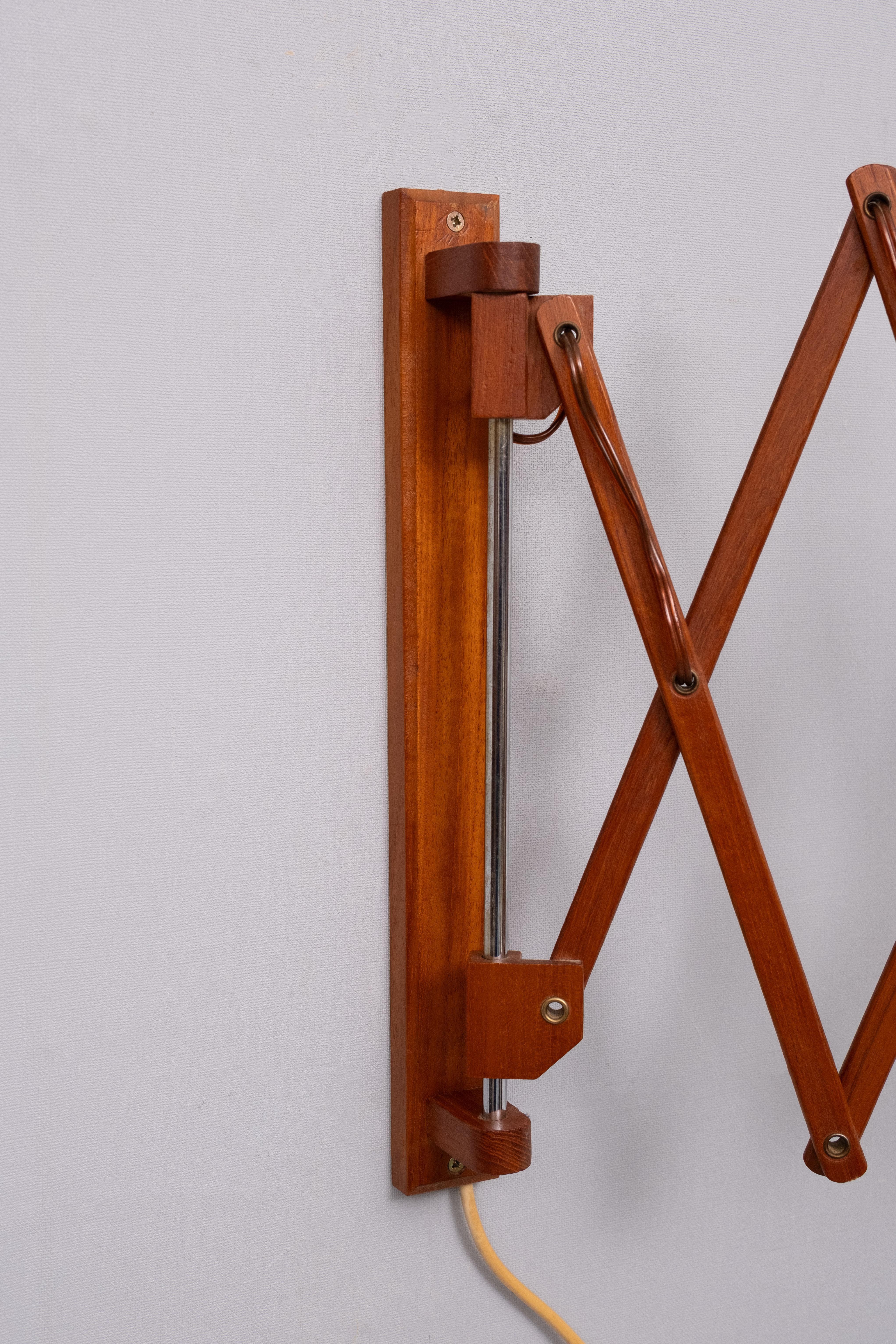 Vintage Harmonica wall lamp teak scissor lamp wood lamp '60 
good condition . One large E27 bulb needed. 
