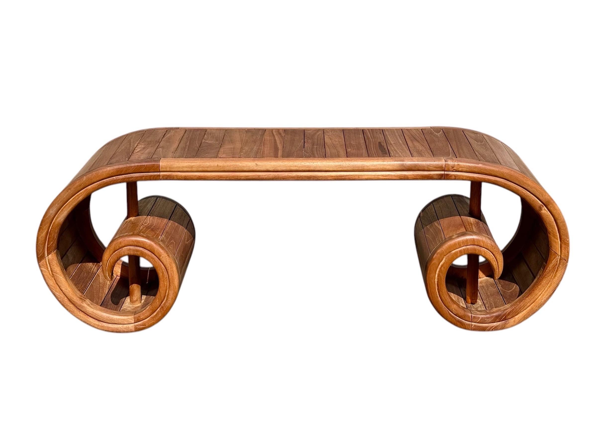 Banco en cascada con volutas de teca. Perfecta para colocarla a los pies de la cama o como mesa de centro .
