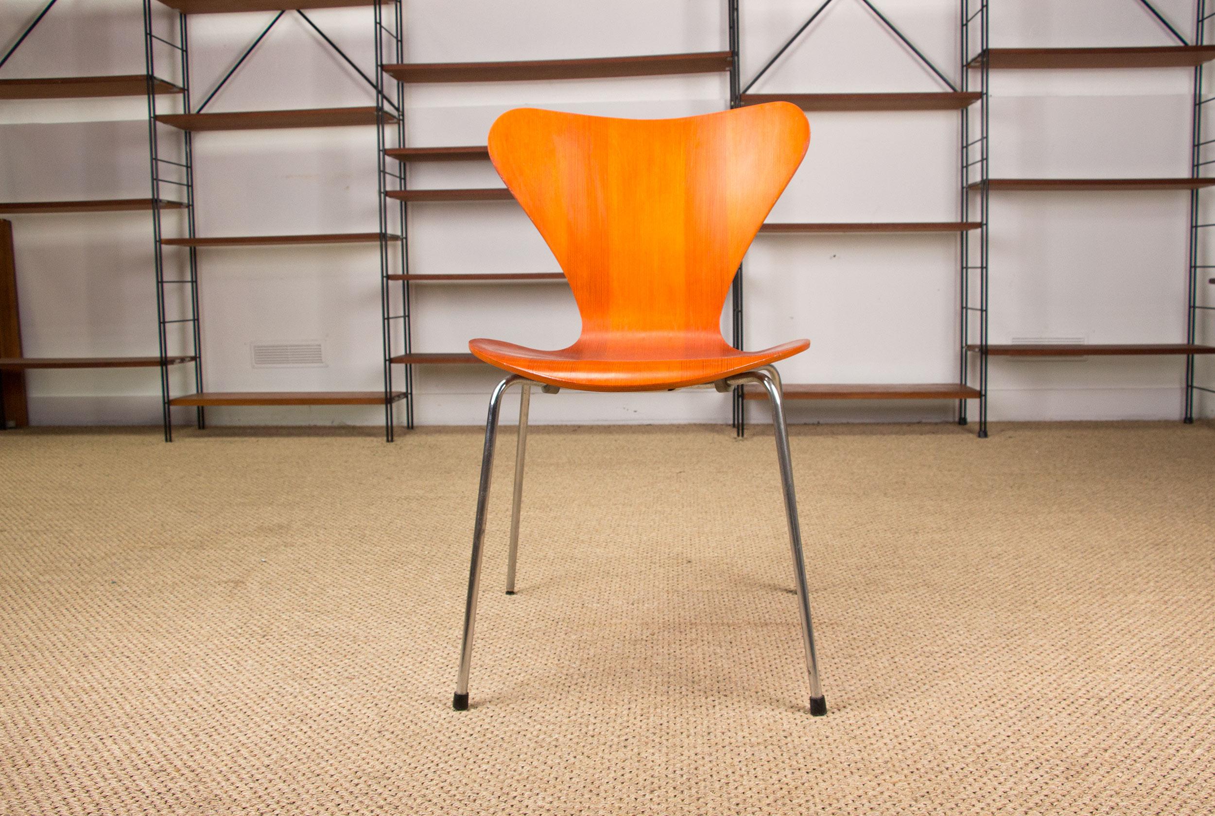Iconic model of Danish Design, the Series 7 chair was designed in 1955 by Danish designer Arne Jacobsen. This piece is the culmination of Jacobsen's research into the possibilities offered by bentwood. This piece of furniture is still produced but