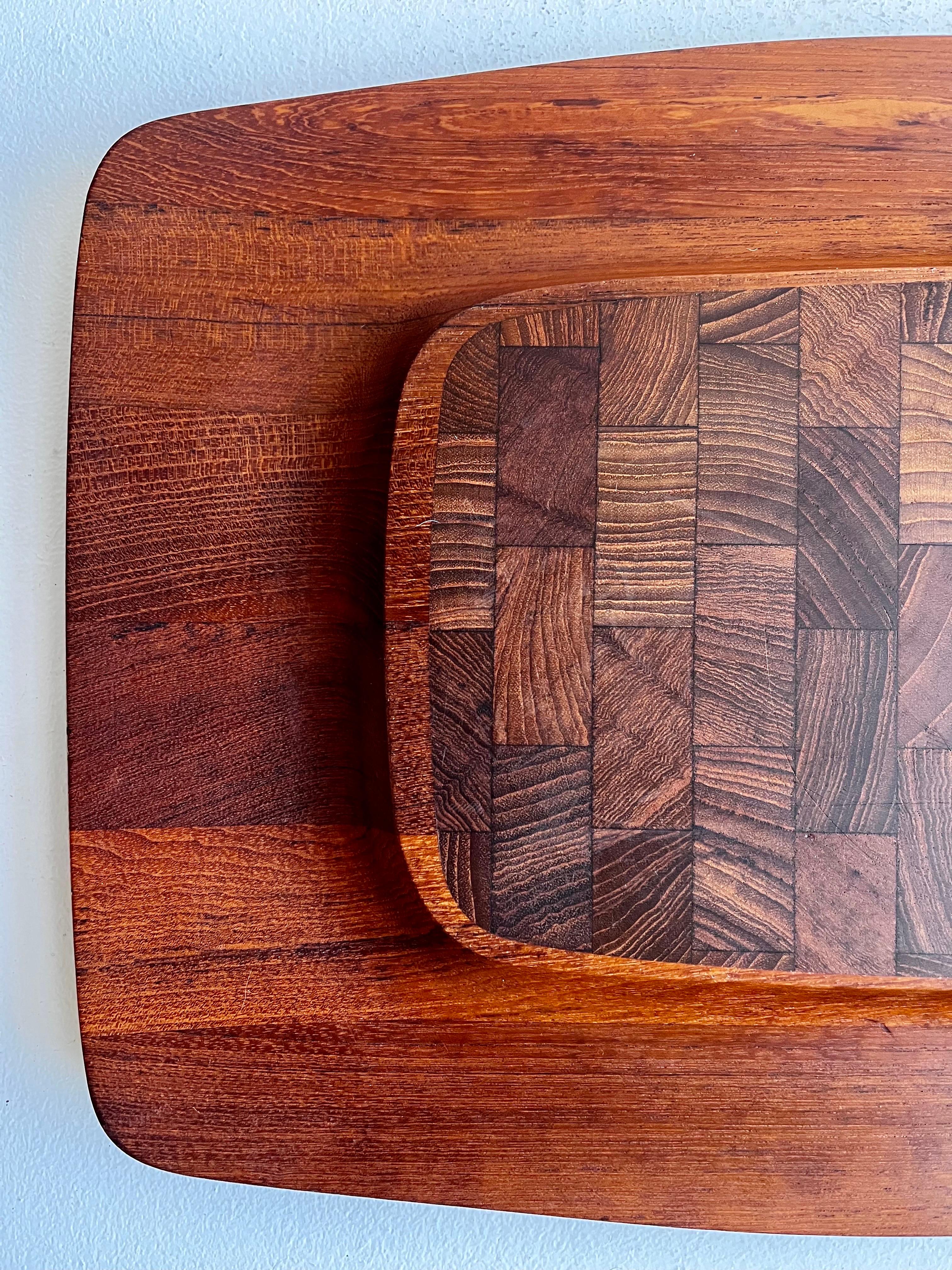 Serviertablett aus Teakholz  / Charcuterie-Brett 
von Jens Quistgaard für Dansk, 1960er Jahre
mit frühem 