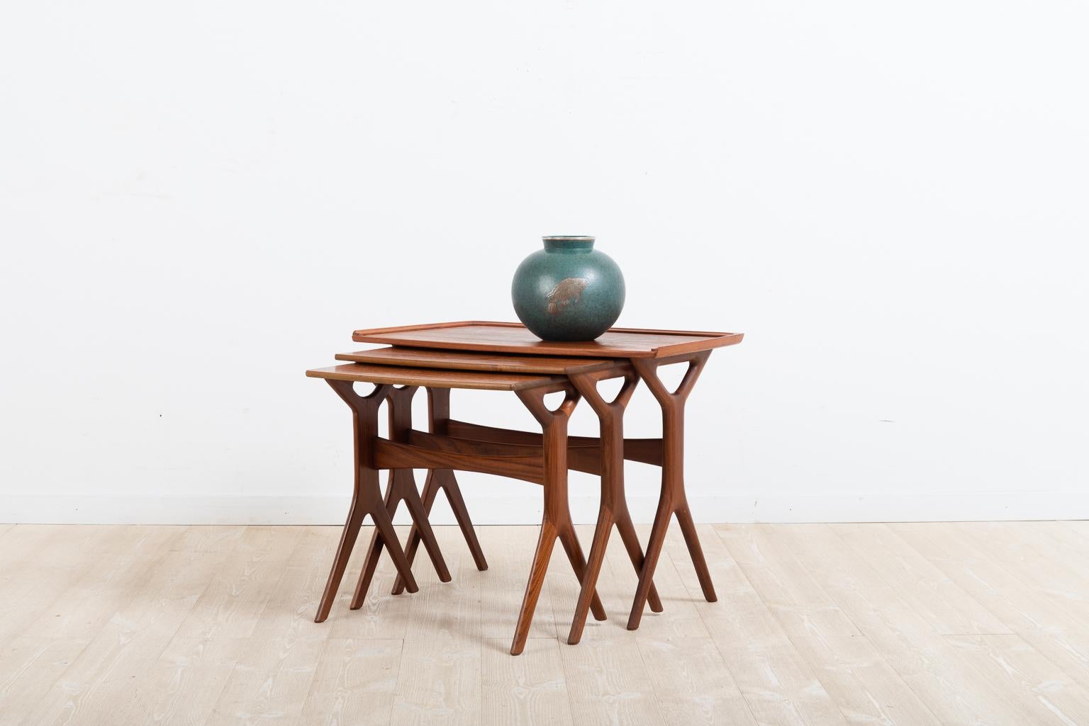 Ensemble de tables gigognes de Johannes Andersen Silkesborg. Les trois tables constituent une série assortie et sont toutes fabriquées en teck. Fabriqué au Danemark, vers les années 1960. Les tables présentent quelques marques et une usure dues à