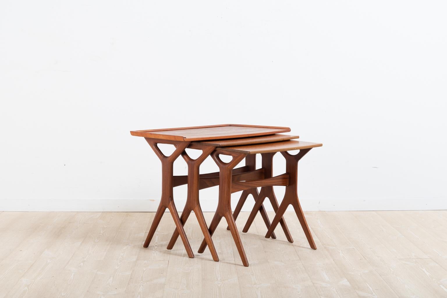 Ensemble de tables gigognes danoises en teck par Johannes Andersen Silkesborg Bon état - En vente à Kramfors, SE