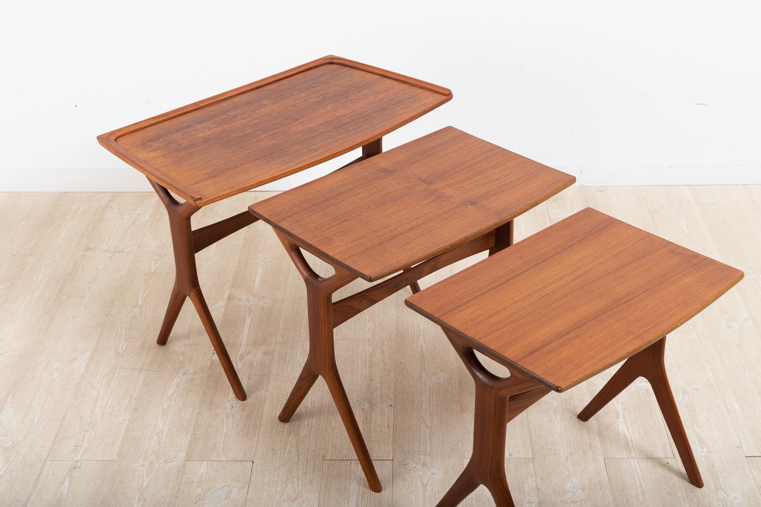 XX secolo Set di tavolini danesi in teak di Johannes Andersen Silkesborg in vendita