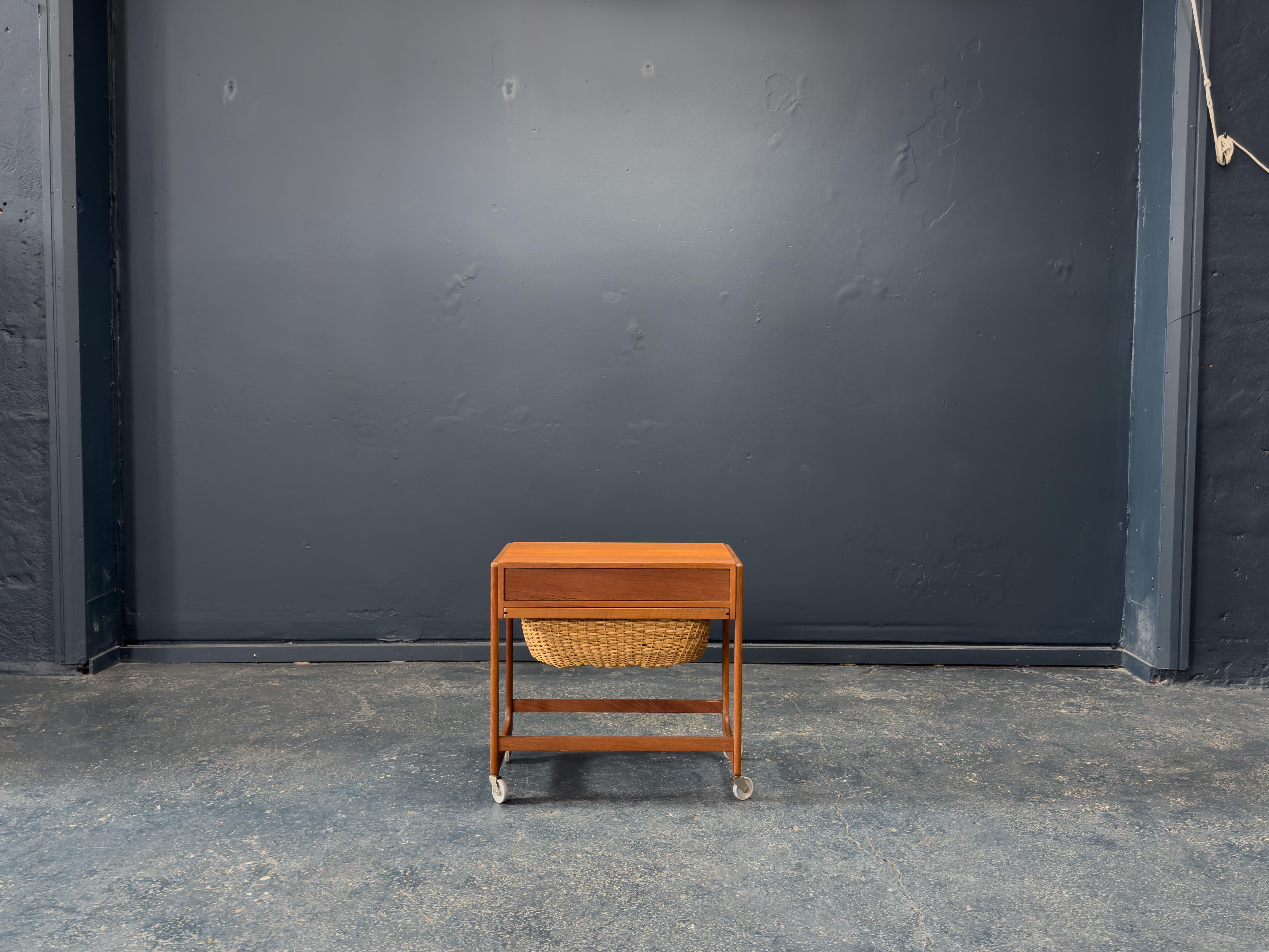 Mid-Century moderno Tavolo da cucito in teak in vendita