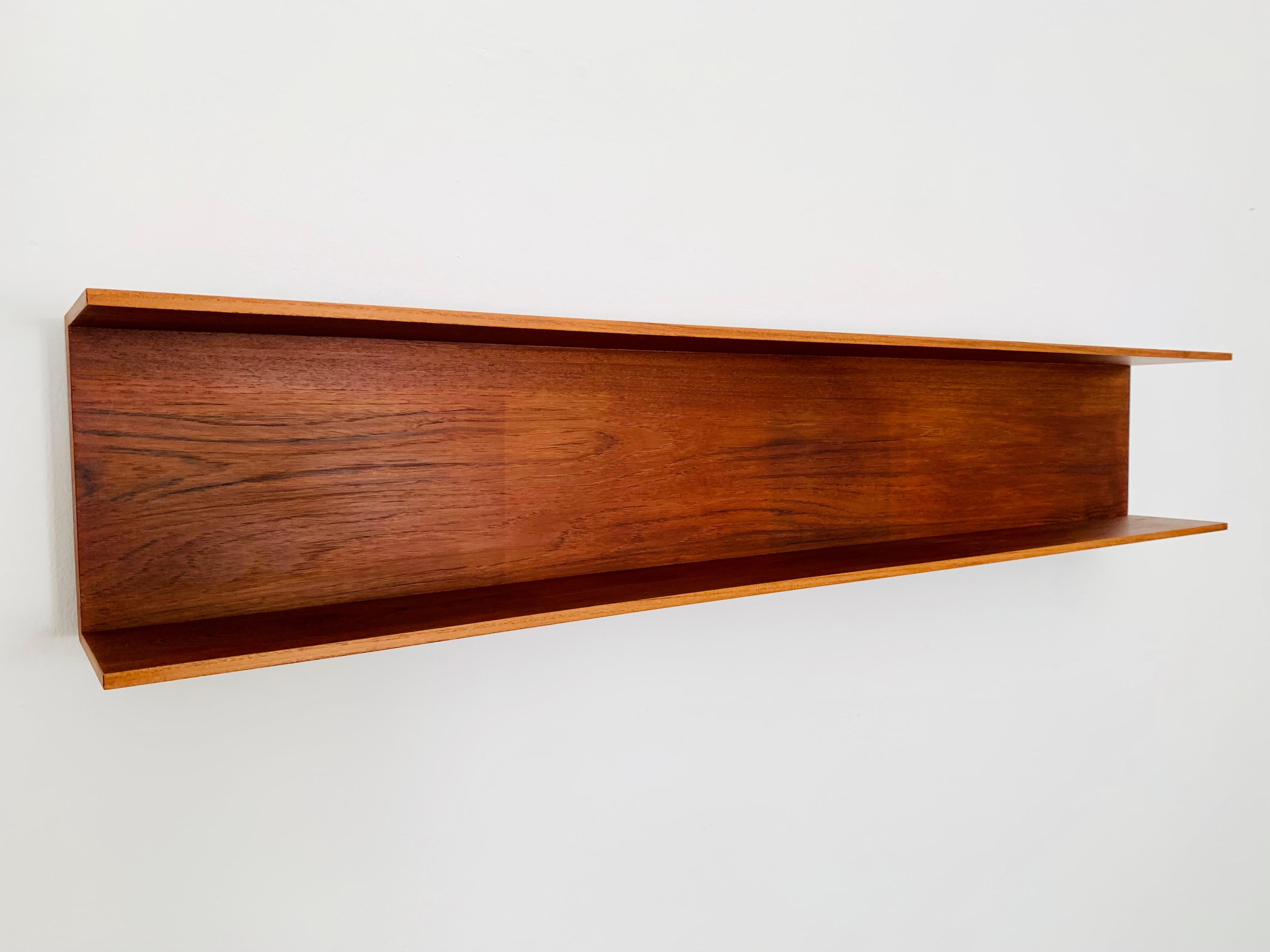 Beautiful teak shelf from the 1950s.
Wonderful high-quality workmanship and an absolute favourite.
Flexible in use and sturdily constructed.

Design: Walter Wirz
Manufacturer: Wilhelm Renz

Condition:

Very good vintage condition with slight signs