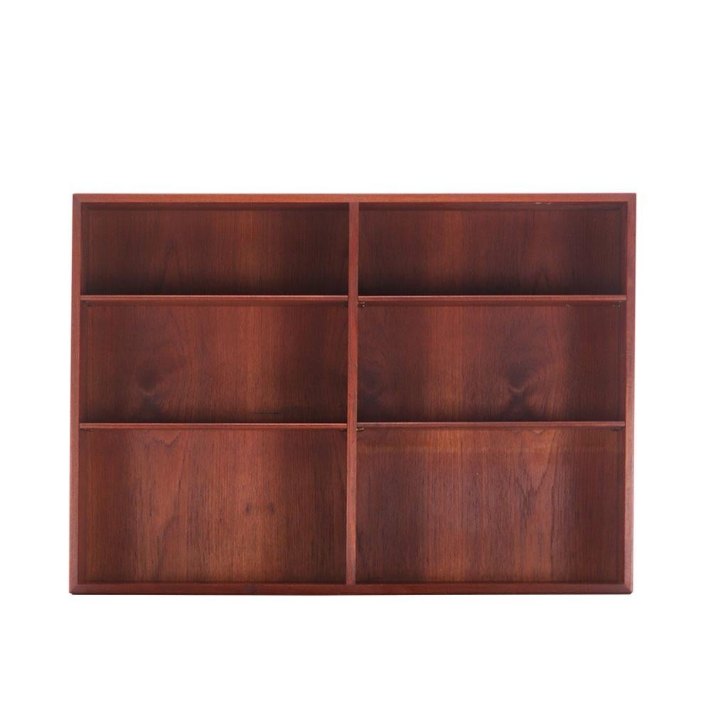 Libreria in teak firmata, disegnata da Børge Mogensen negli anni '50 e prodotta da FDB Møbler in Danimarca negli anni '50-60. È in condizioni incredibilmente perfette. La posizione dei ripiani è variabile in altezza.
L'estetica di Mogensen è pulita