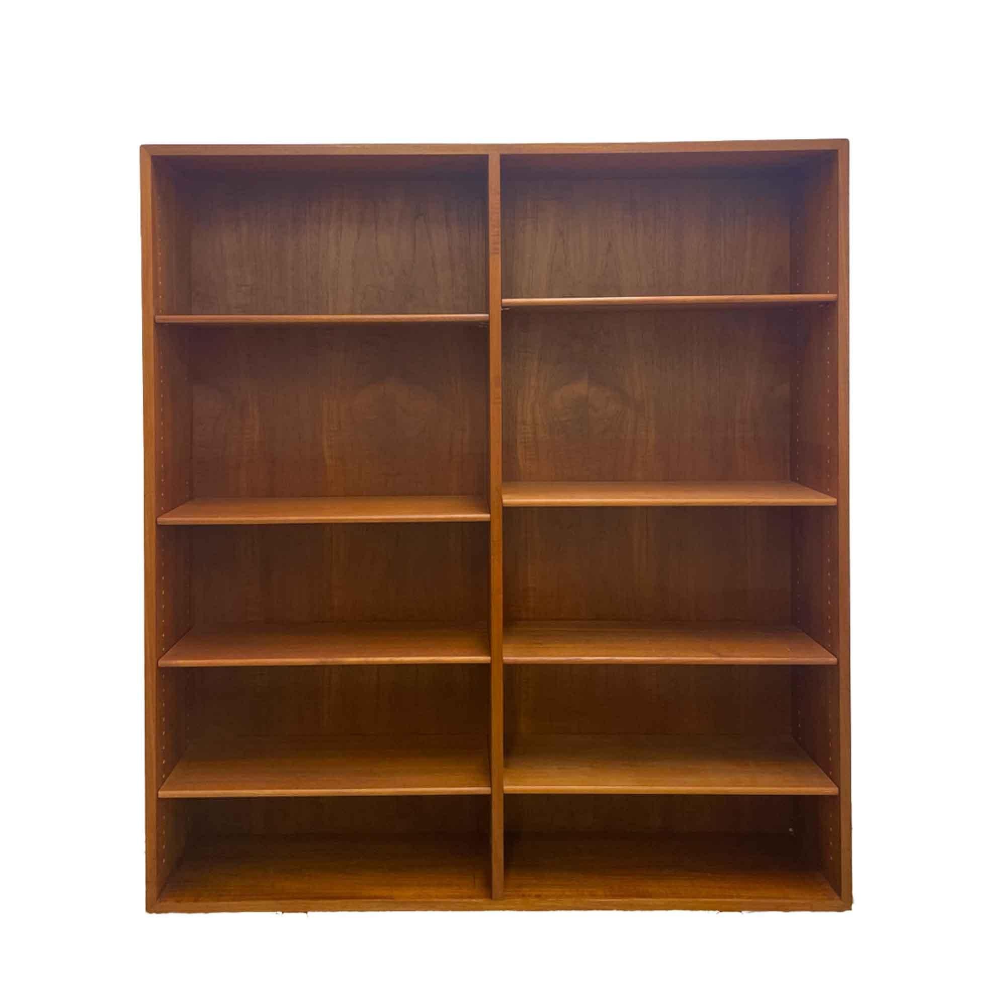Very refined vintage teak shelving by Borge Mogensen.
2 modules: 1 low module and 1 high module superimposed. The space is filled with practical and adjustable shelves, it is a perfect solution for arranging a collection of books or objects.
