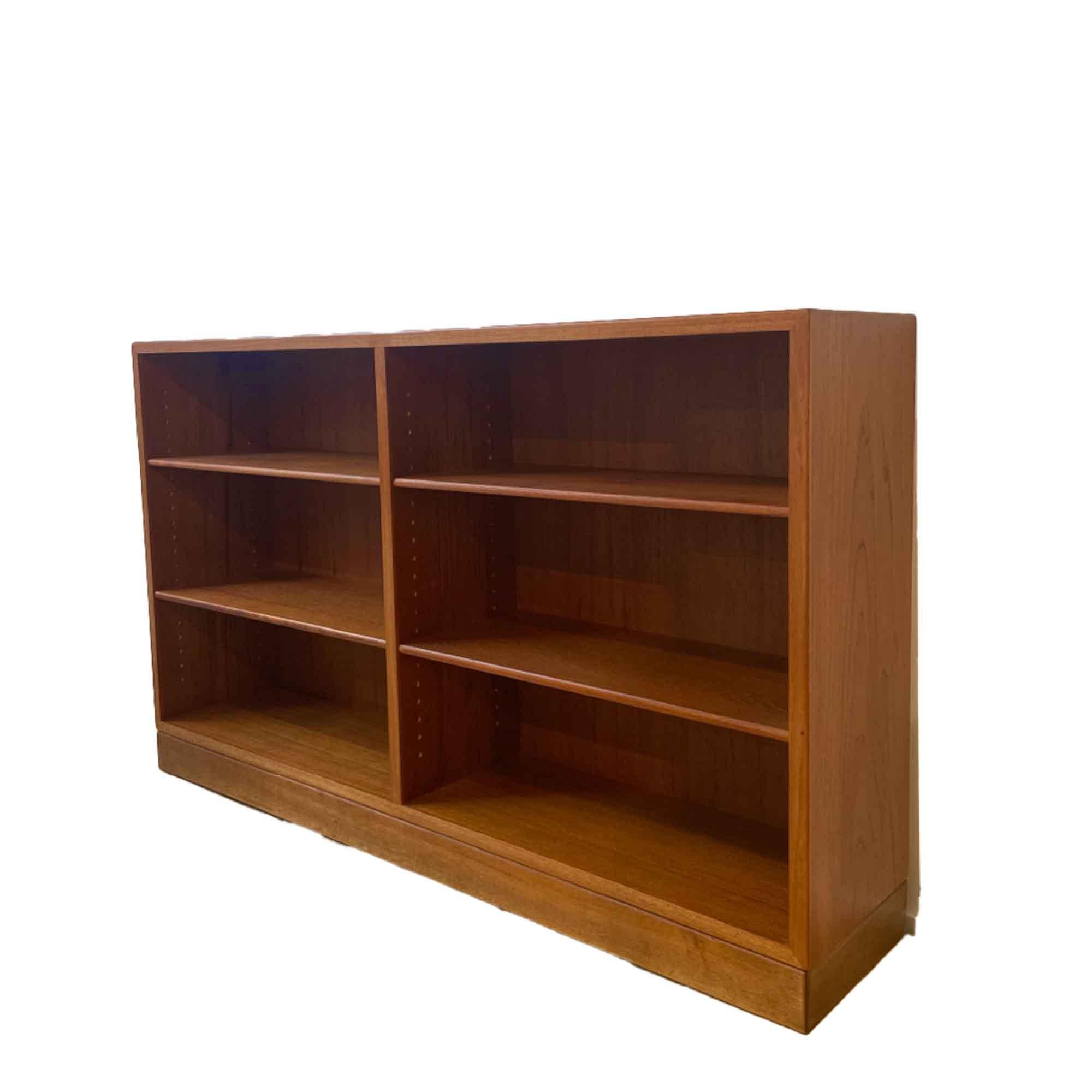 Very refined vintage teak shelving by Borge Mogensen.
It is a perfect solution for arranging a collection of books or objects. In perfect condition. 