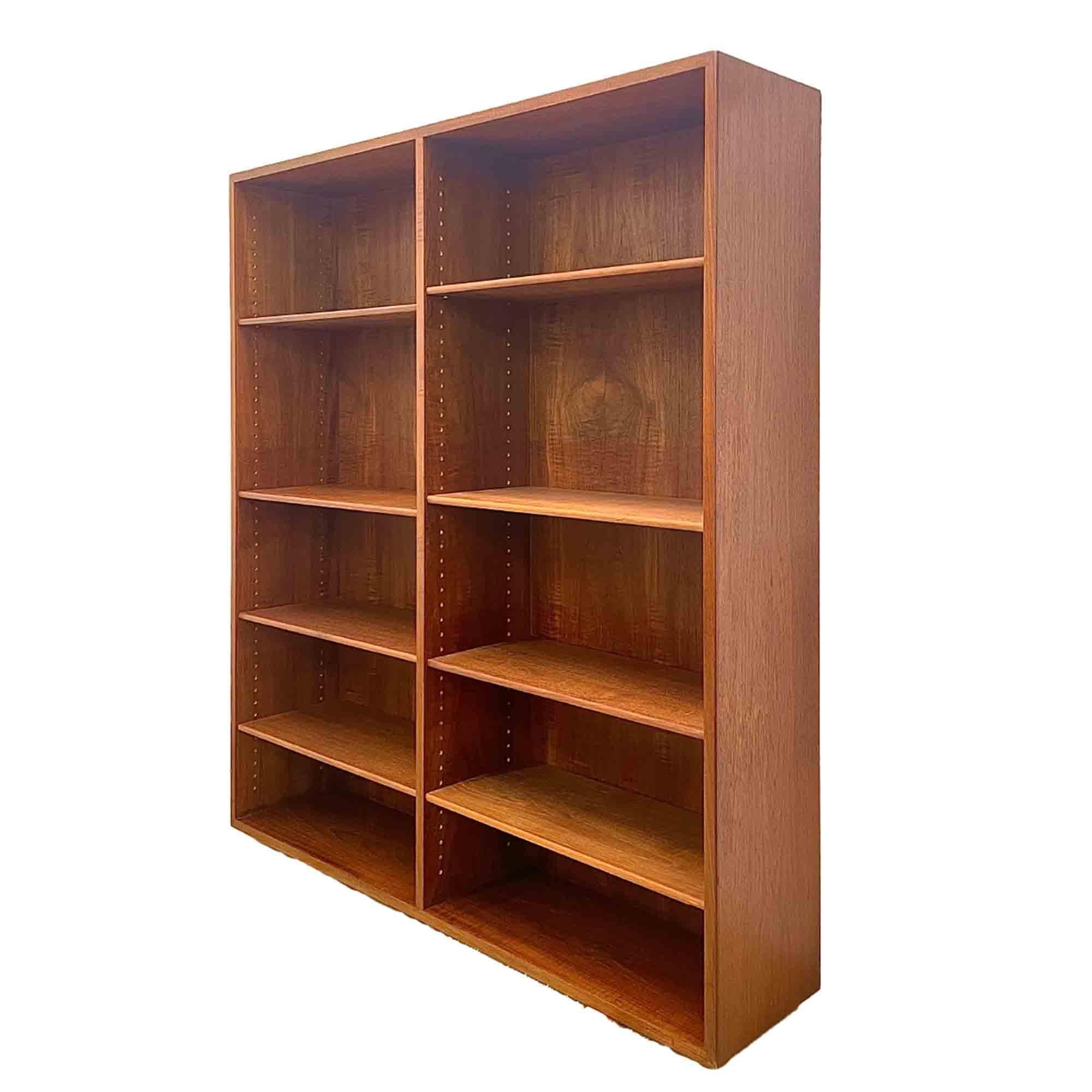 Very refined vintage teak shelving by Borge Mogensen.
It is a perfect solution for arranging a collection of books or objects. In perfect condition