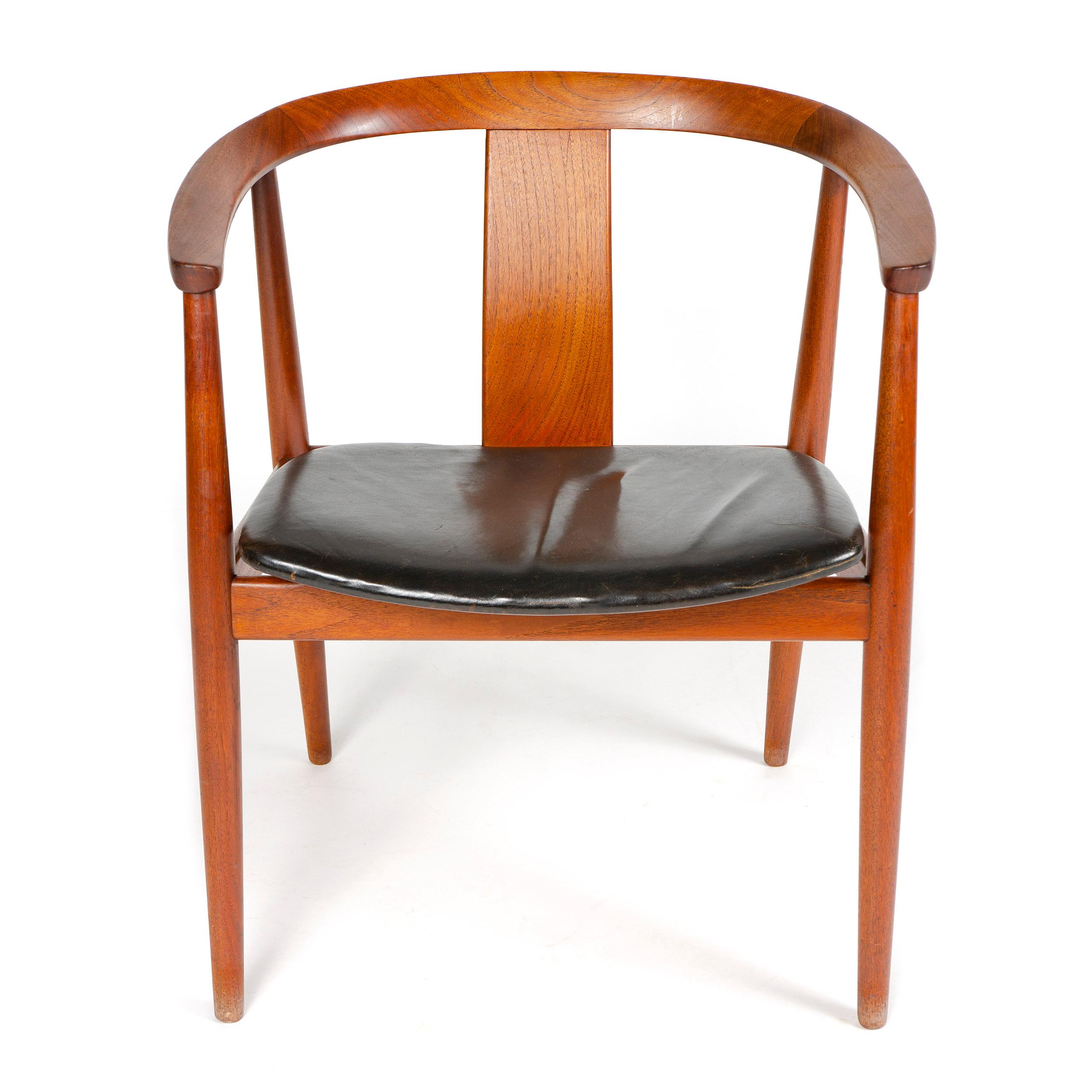 A Mid-Century Modern teak side chair / dining chair designed by by Tove & Edvard Kindt-Larsen. The design features a broad splat in the centre of the chair back and a leather upholstered seat. The chair bears the label 'Illums Bolighus' underneath.