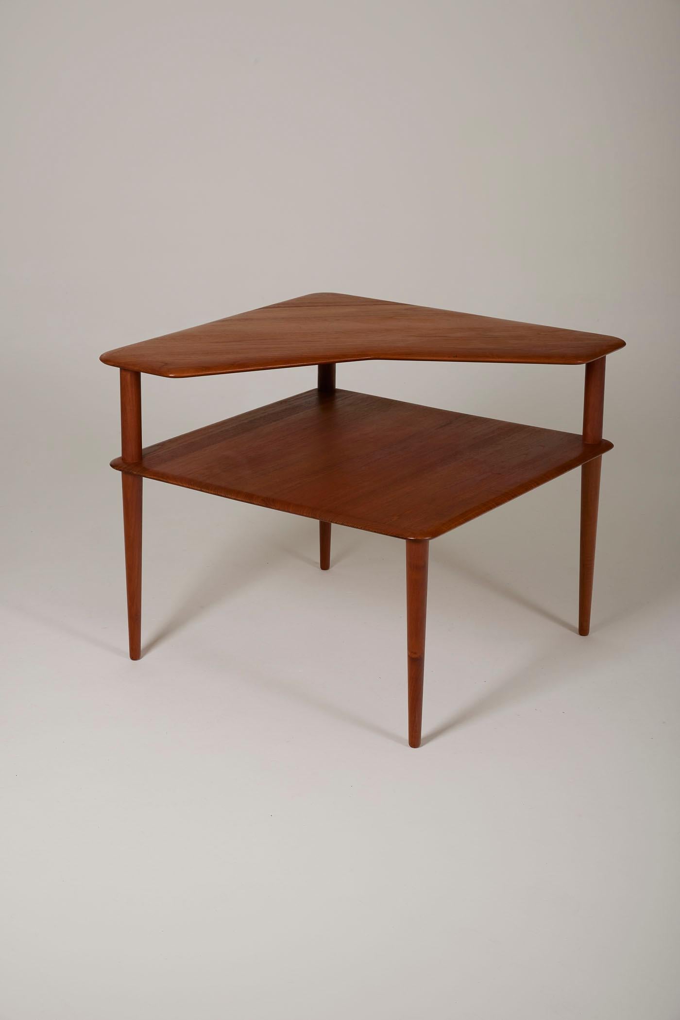 Table by designers Peter Hvidt & Orla Molgaard Nielsen for France & Søn, 1960s. It has two teak tops, one of which is asymmetrical. Ideal as a side table or occasional table at the corner of the sofa. In perfect condition.
DV452