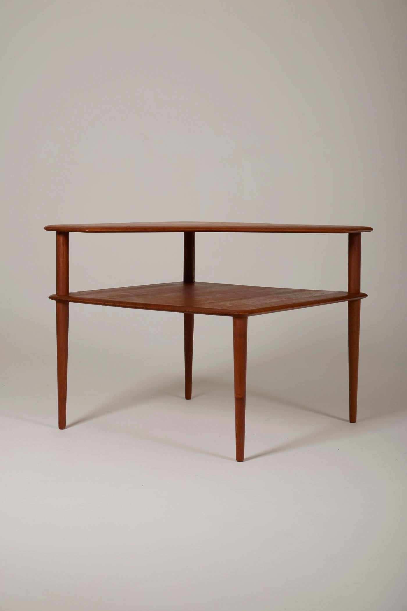 Teak side table by Peter Hvidt & Orla Molgaard-Nielsen In Excellent Condition For Sale In PARIS, FR