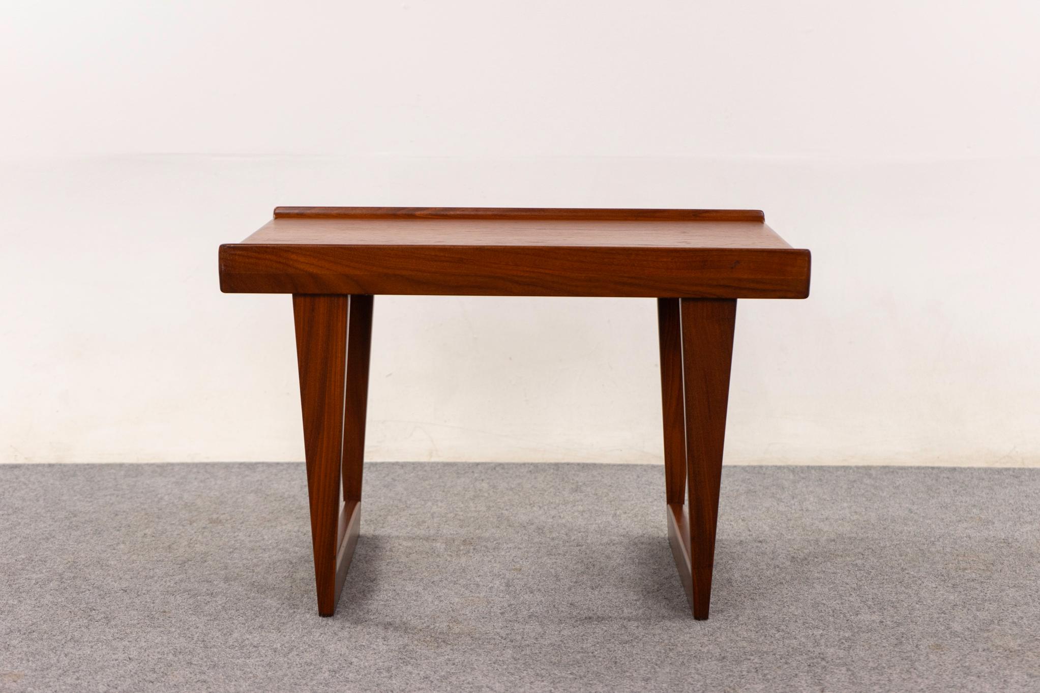 Table d'appoint danoise en teck de Peter Lovig Nielsen, circa 1960. Placage richement teinté avec des bords tournés massifs et des pieds en traîneau. La marque du fabricant Lovig est intacte. Parfaitement petite !