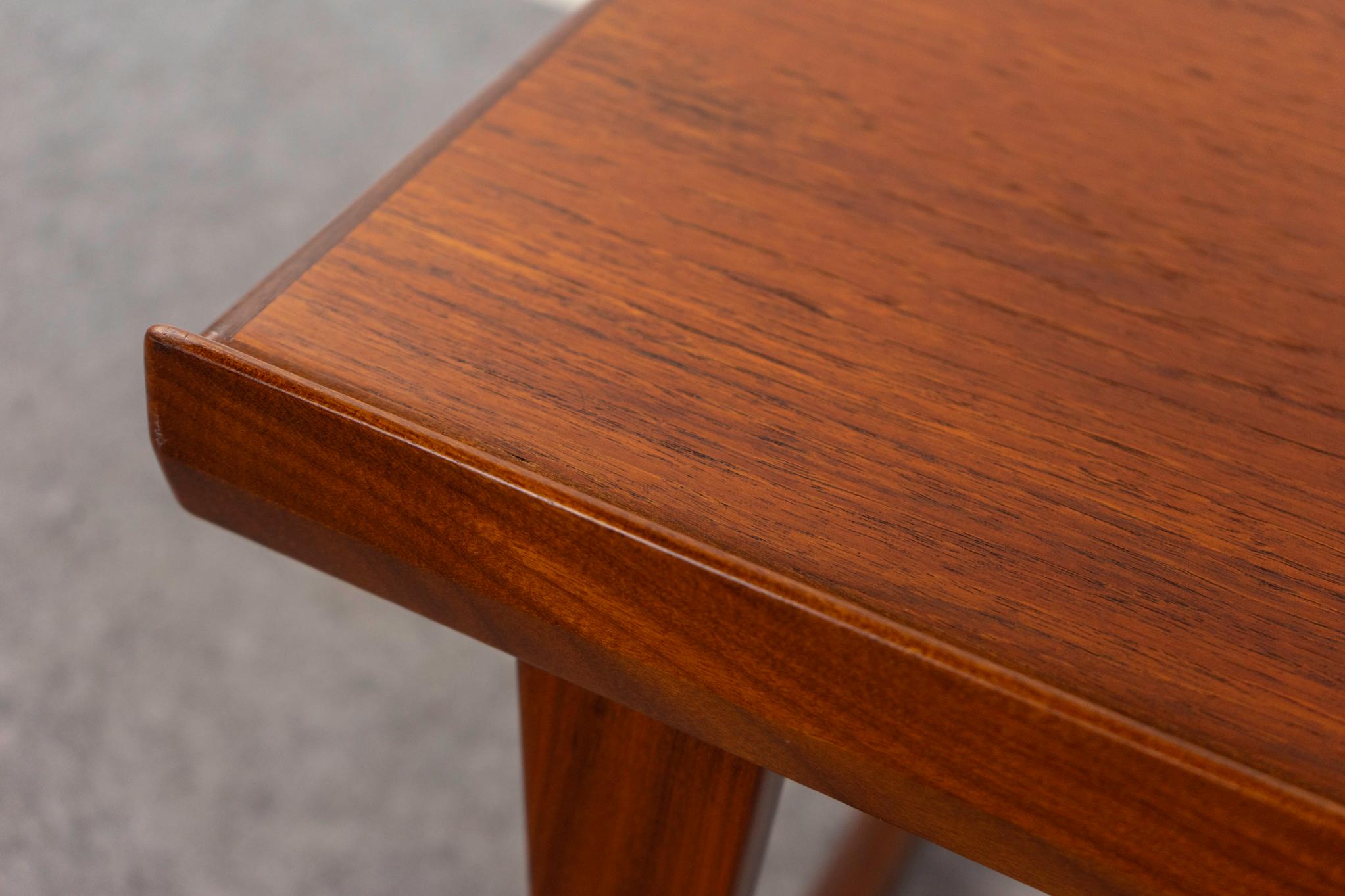 Scandinave moderne Table d'appoint en teck de Peter Lovig Nielsen en vente
