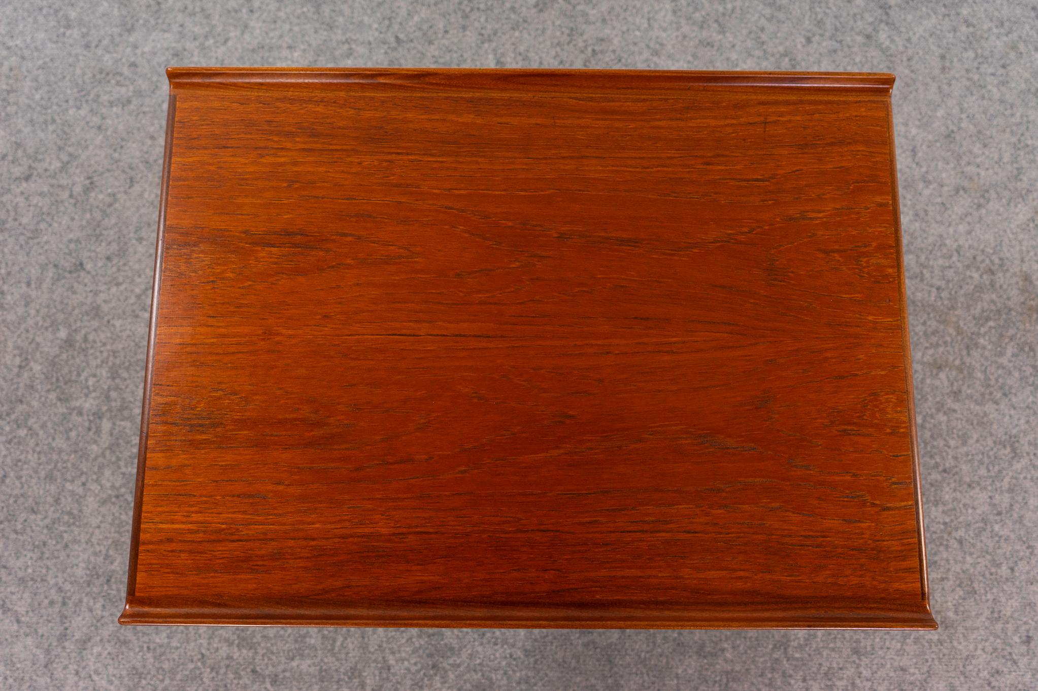 Placage Table d'appoint en teck de Peter Lovig Nielsen en vente