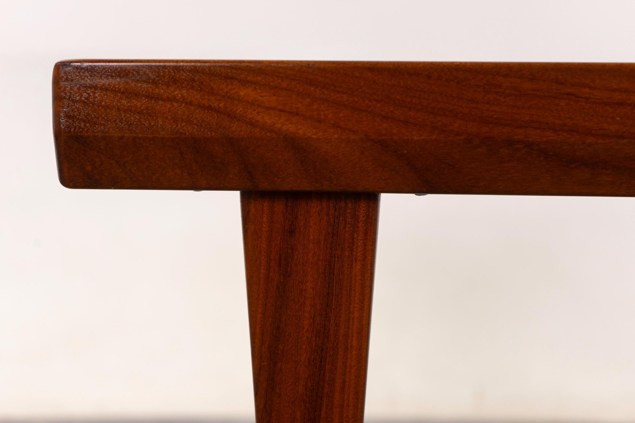 Table d'appoint en teck de Peter Lovig Nielsen Bon état - En vente à VANCOUVER, CA