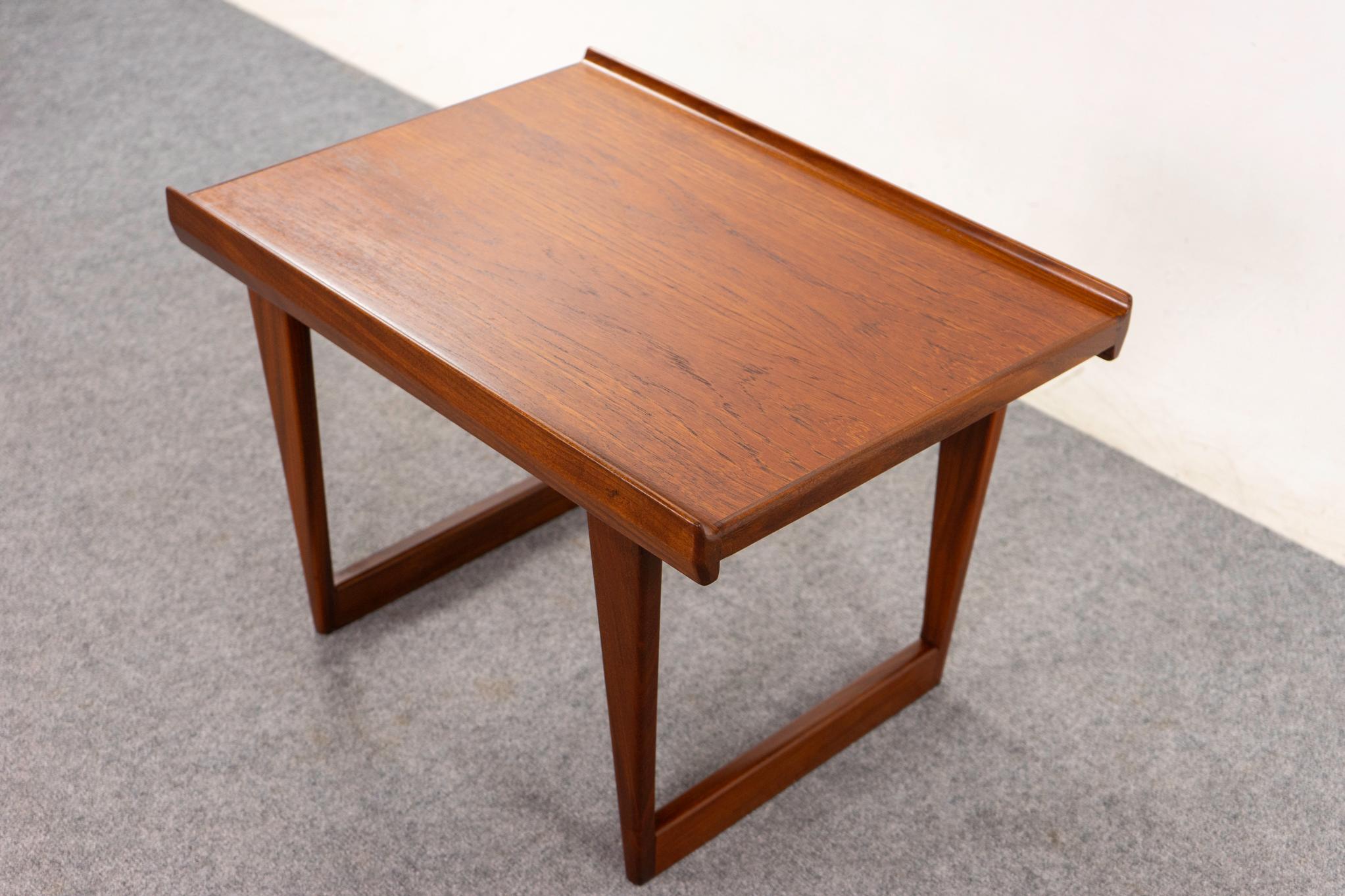 Milieu du XXe siècle Table d'appoint en teck de Peter Lovig Nielsen en vente