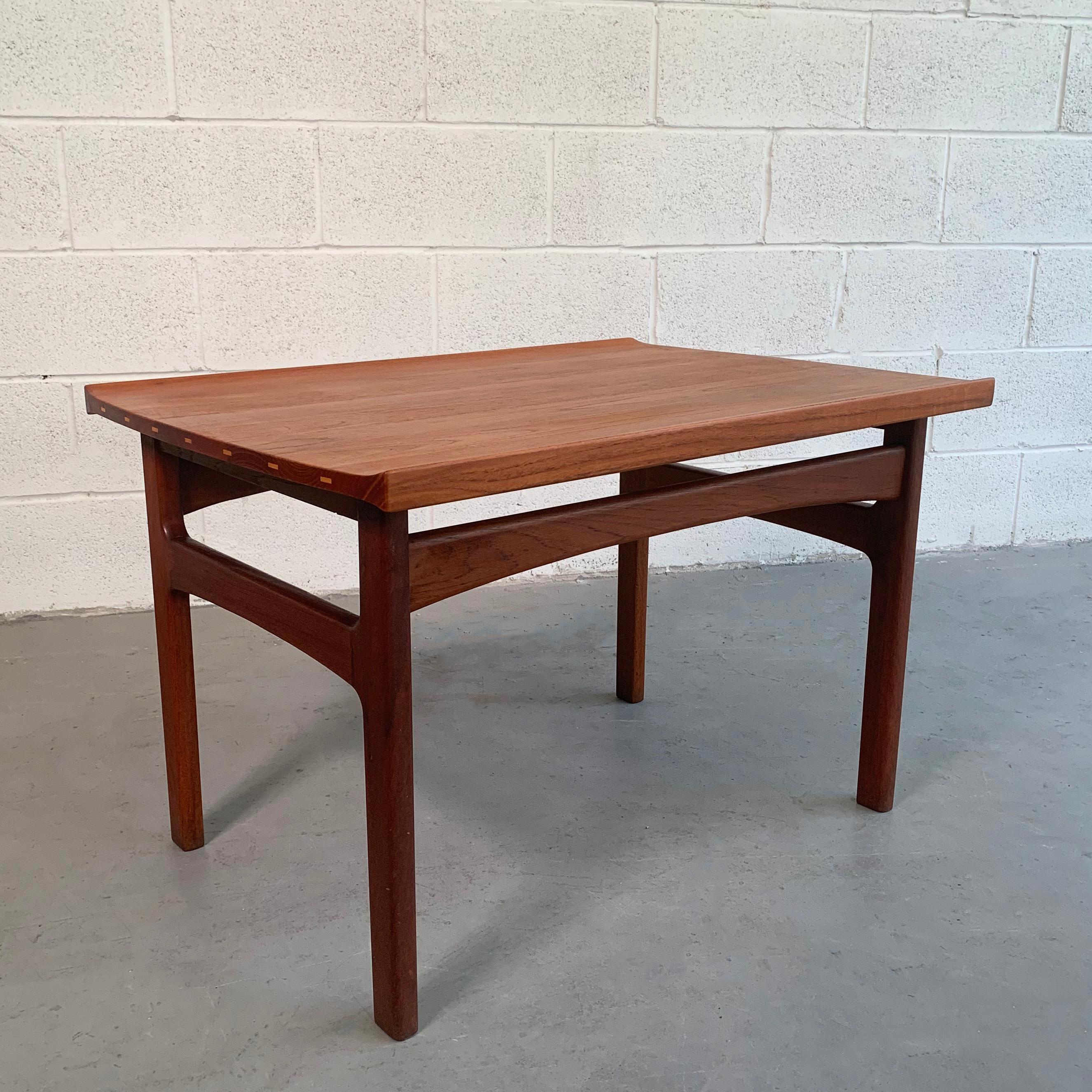 La table d'appoint en teck de Tove & Edvard Kindt-Larsen pour DUX, de style scandinave moderne, présente des bords retournés et de magnifiques détails d'assemblage en queue d'aronde.