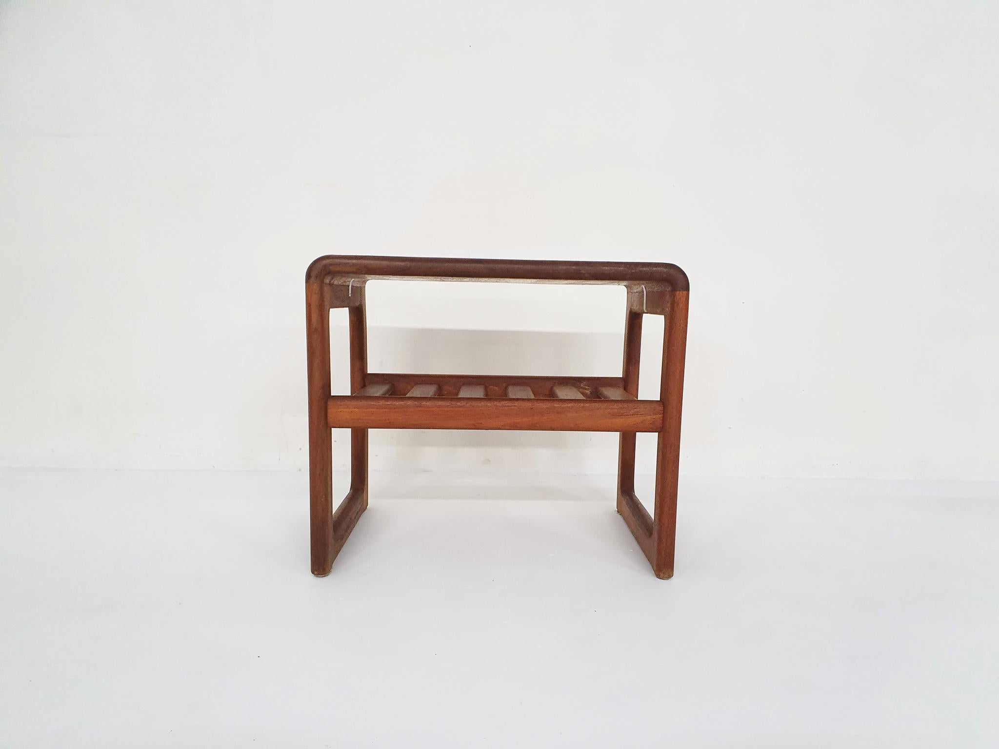 Teak side table with magazine rack, by the Danish manufacturer, Dyrlund.
The top has been sand and oiled. In good condition.
