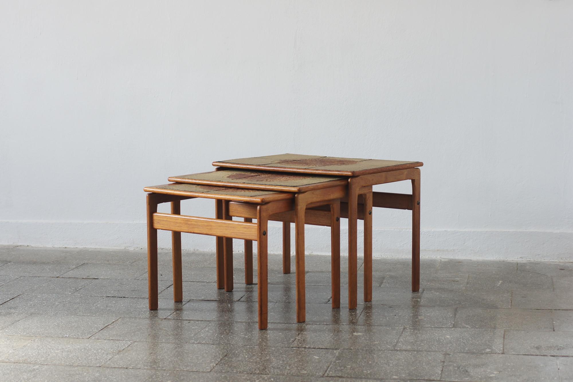 I tavoli sono stati prodotti da Trioh Danimarca e presentano la marcatura originale sul fondo.

Il tavolo in teak con piano in ceramica combina il calore del legno con la raffinata resistenza della ceramica.
Le dimensioni lo rendono un mobile molto