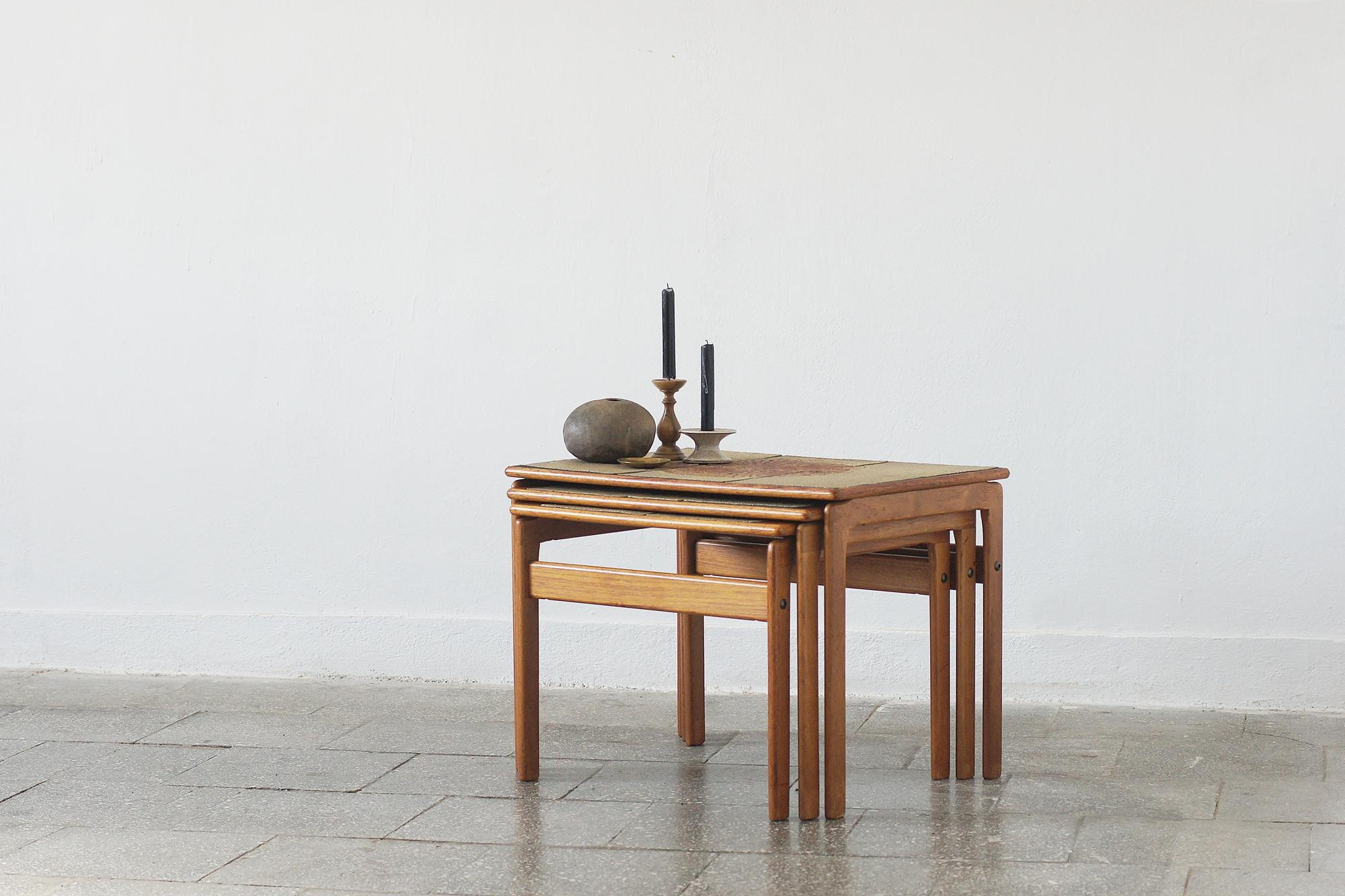 Ceramica Tavolini in teak di Trioh, anni '60, Set di 3 in vendita