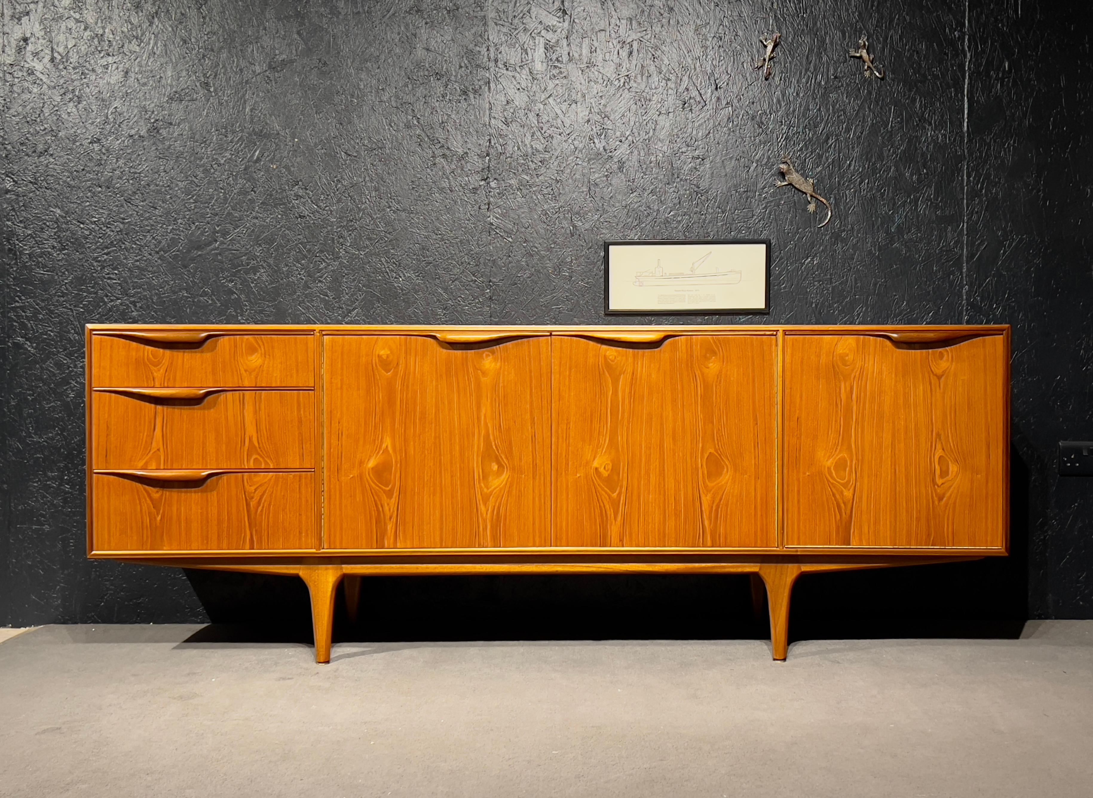 McIntosh sideboard was designed by Tom Robertson in Scotland for the Dunvegan collection, the most iconic collection of the designer.
The sideboard has a central two doors cupboard with a shaped tray to include taller items in our store, another