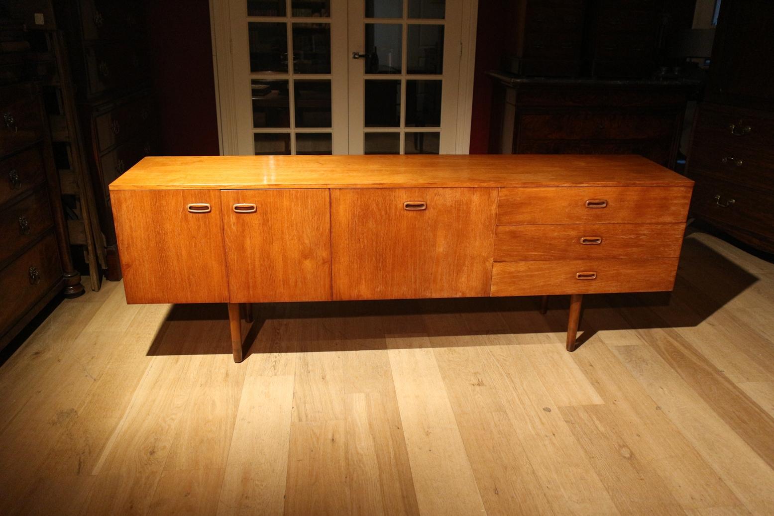 1960s sideboard in teak. In very good and original condition
Origin: Scandinavia
Period: 1960s
Size: 214cm x 46cm x h.75cm.