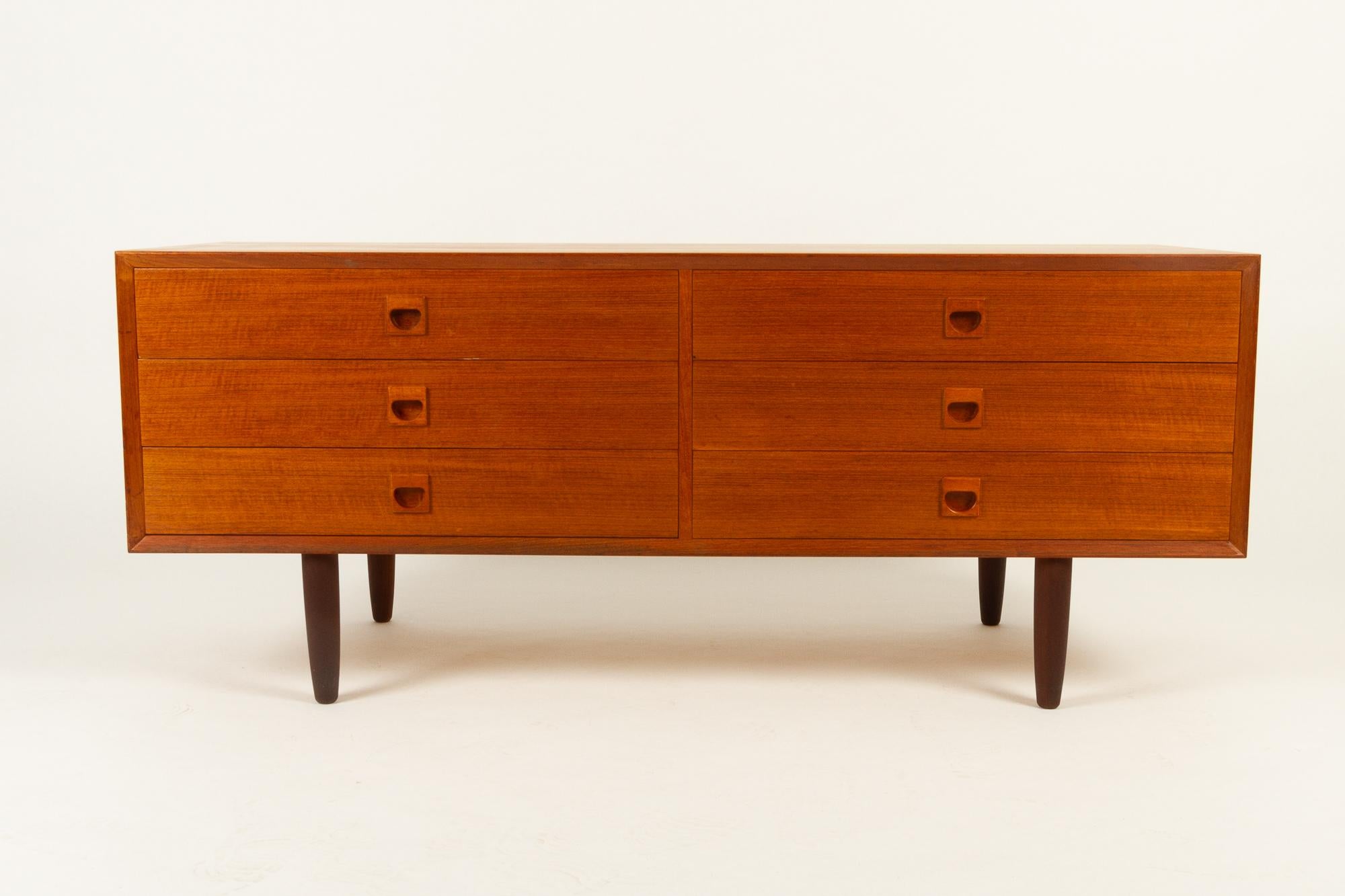 Danish vintage low teak lowboard by Erik Brouer for Brouer Møbelfabrik, 1960s.
Six large drawers with grips in solid teak. Four round tapered legs.
Very versatile, can also function as a chest of drawers or as a TV bench.
Good original vintage