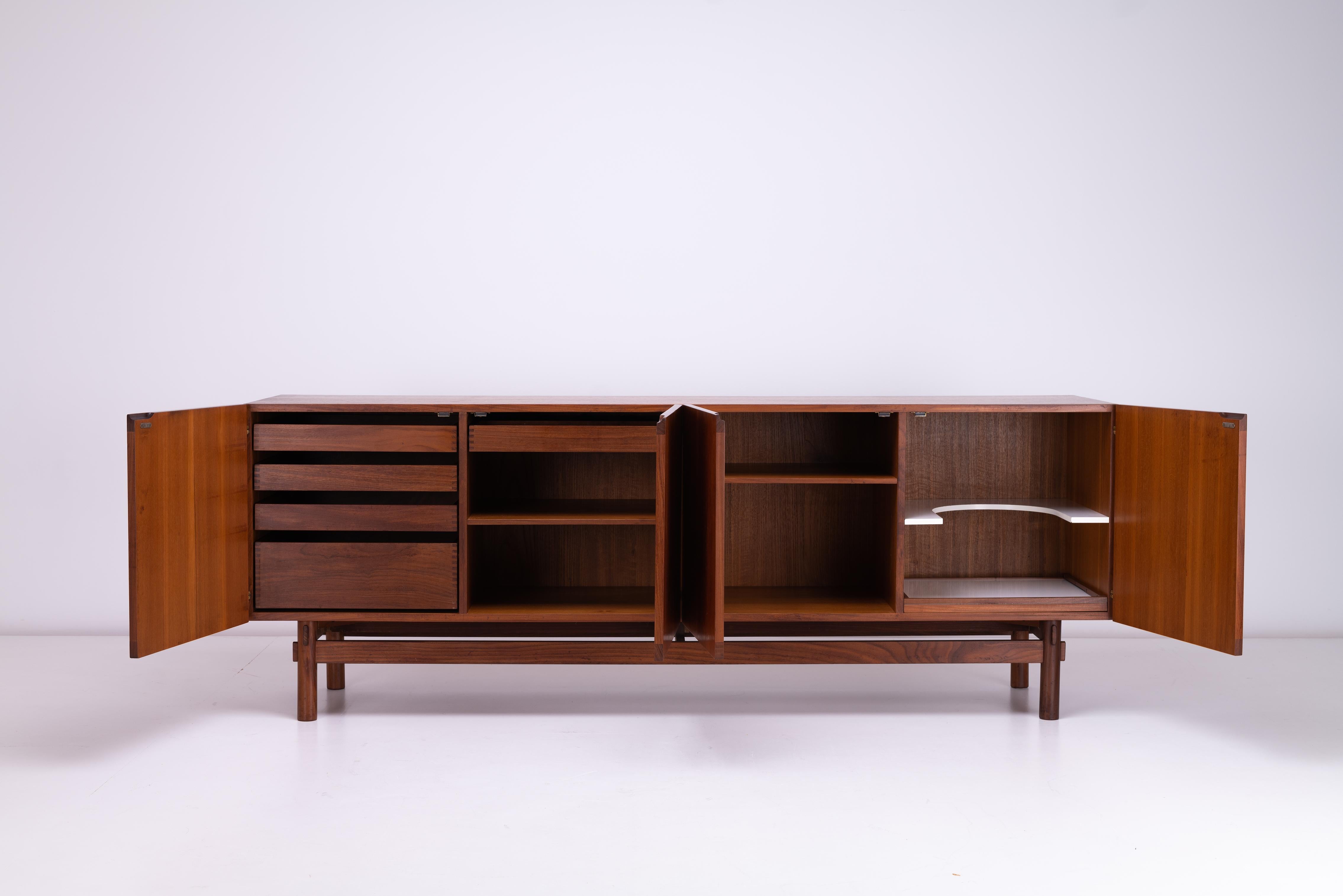 Britannique Buffet brutaliste britannique en teck avec détails en laiton, années 1970 en vente