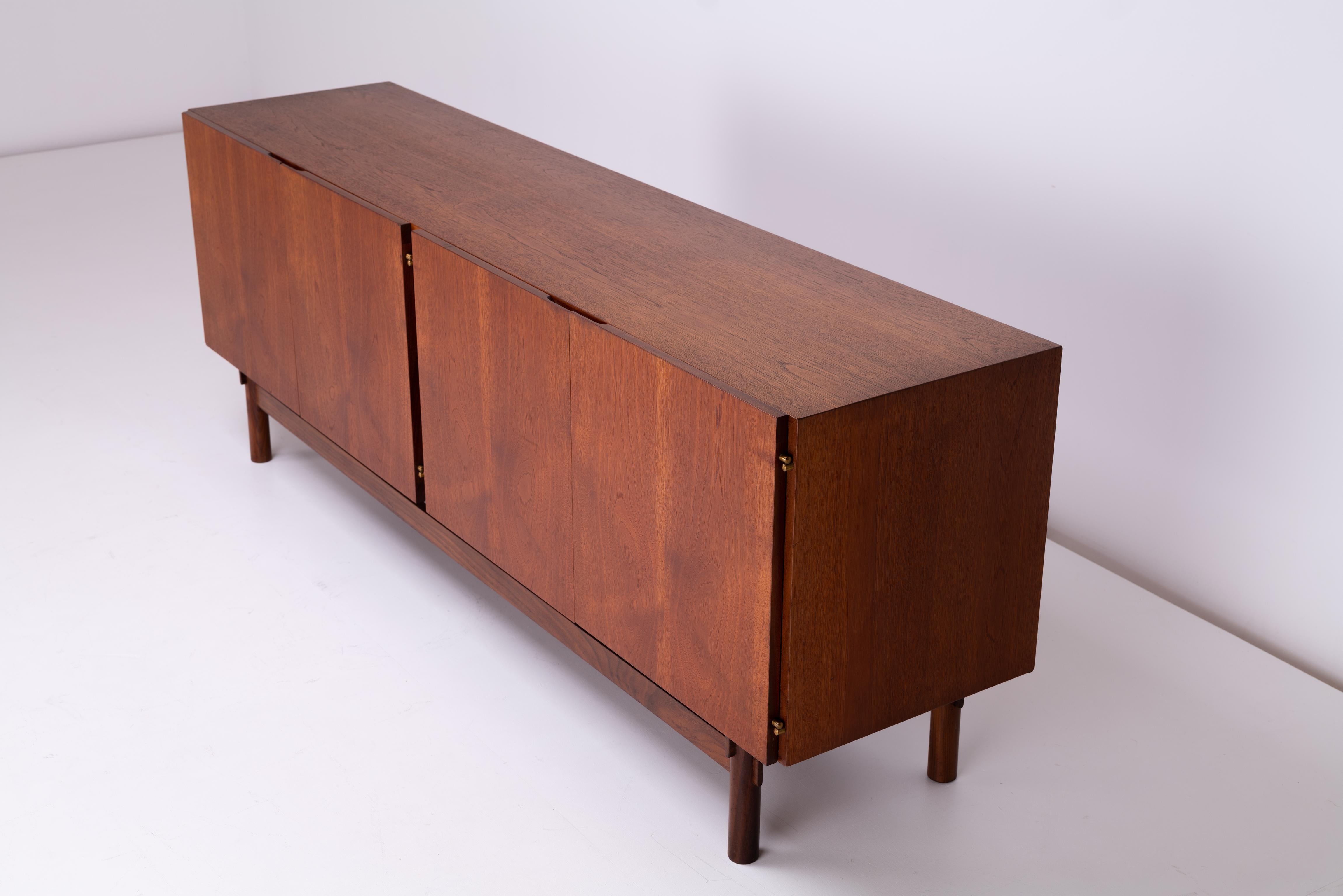 Buffet brutaliste britannique en teck avec détails en laiton, années 1970 en vente 1