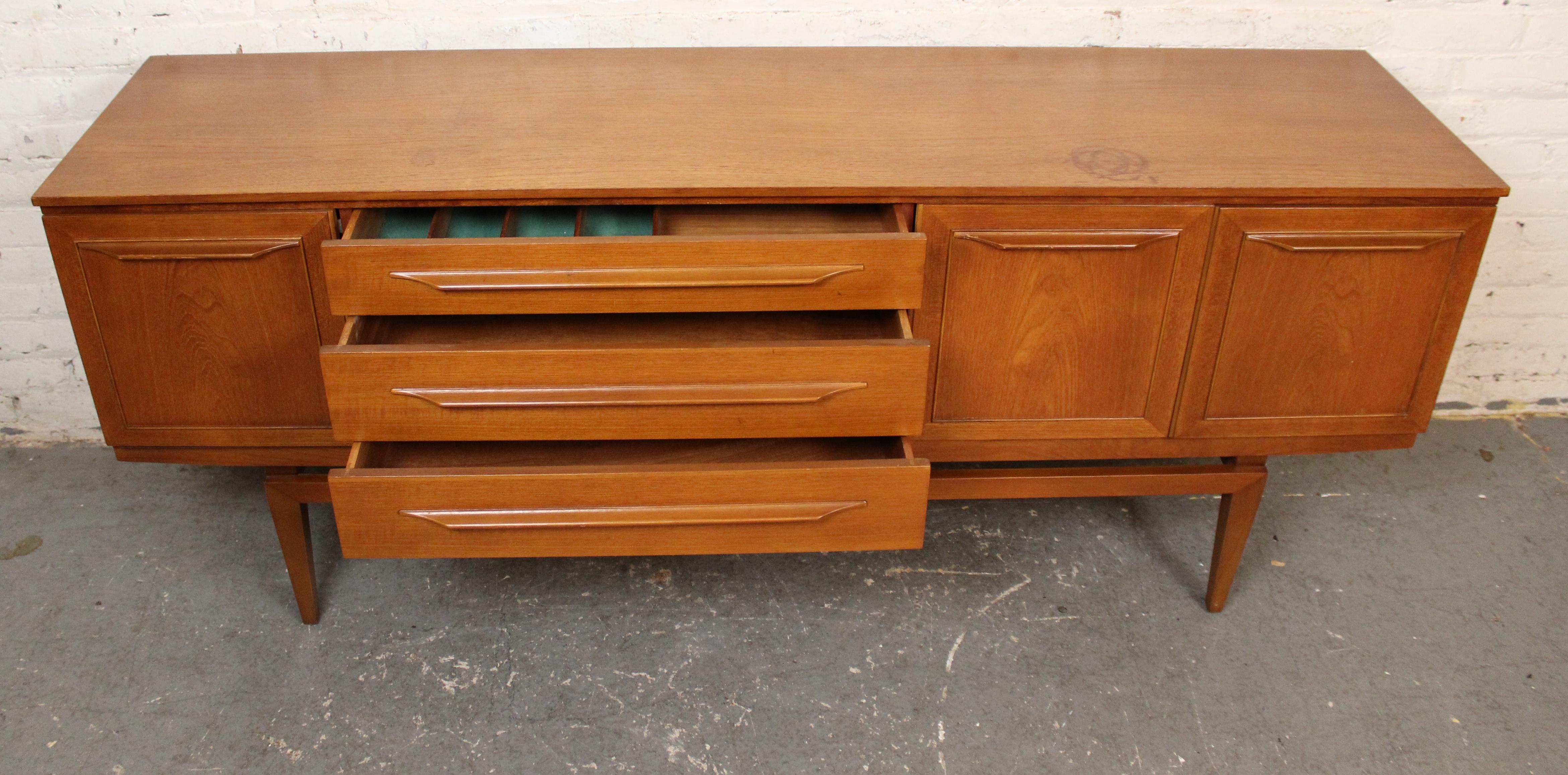 Mid-Century Modern Enfilade en teck par Beautility en vente