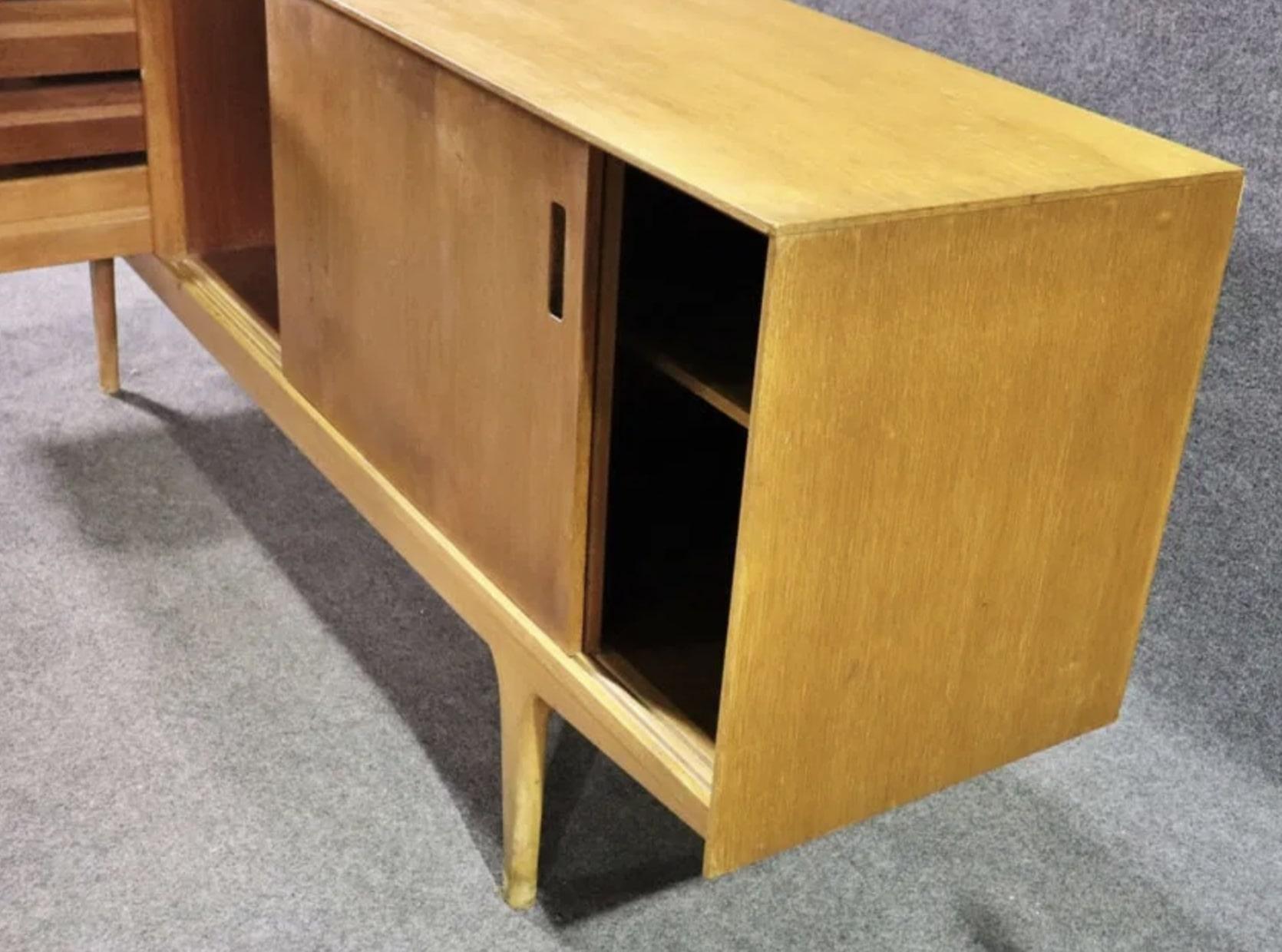 Teak Sideboard by E. Gomme for G-Plan In condizioni discrete in vendita a Brooklyn, NY