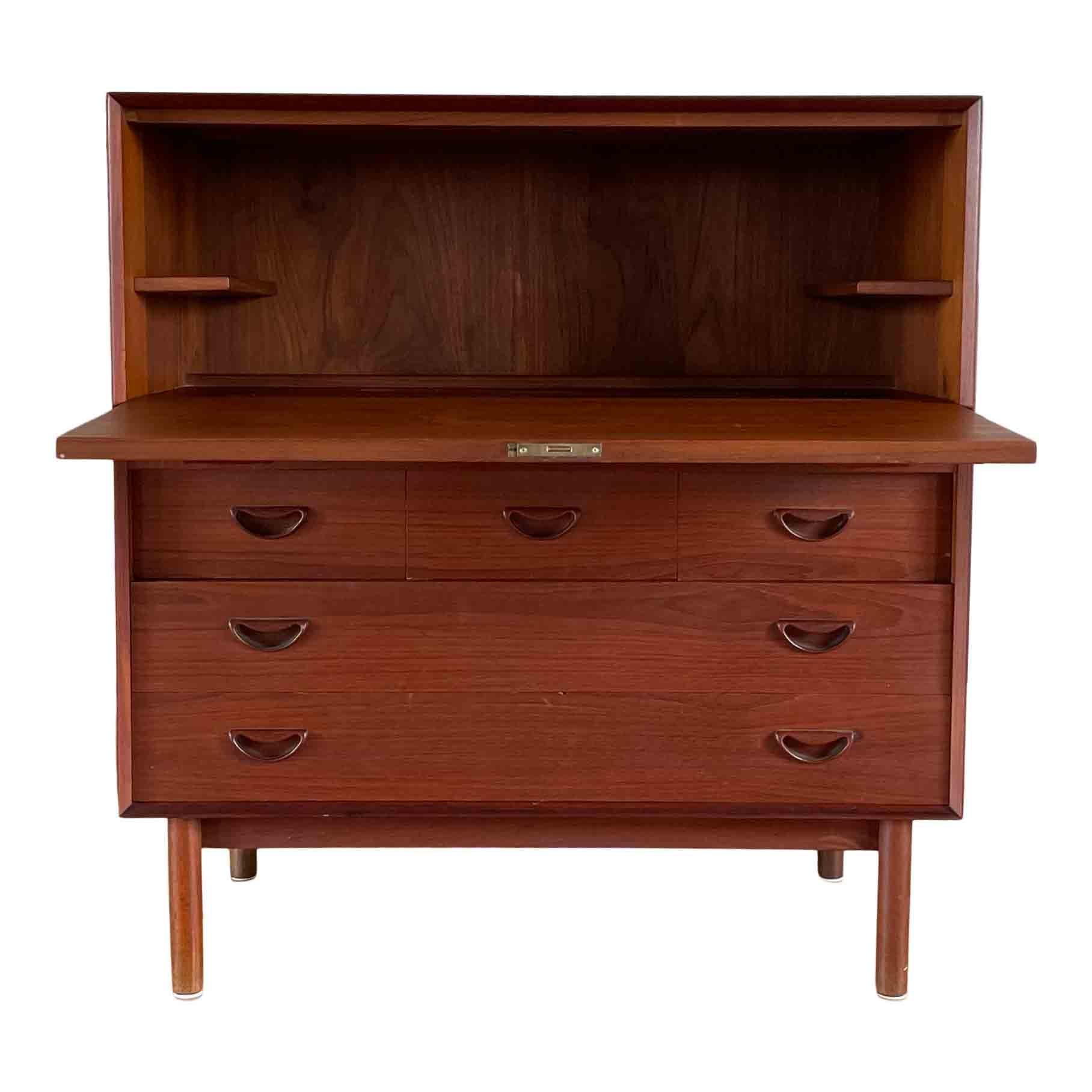 Credenza in teak di Peter Hvidt & Orla Mølgaard-Nielsen per Søborg Møbelfabrik, prodotta in Danimarca negli anni Cinquanta. Questo pezzo moderno di metà secolo mette in mostra le linee pulite, le proporzioni equilibrate e l'approccio funzionale che