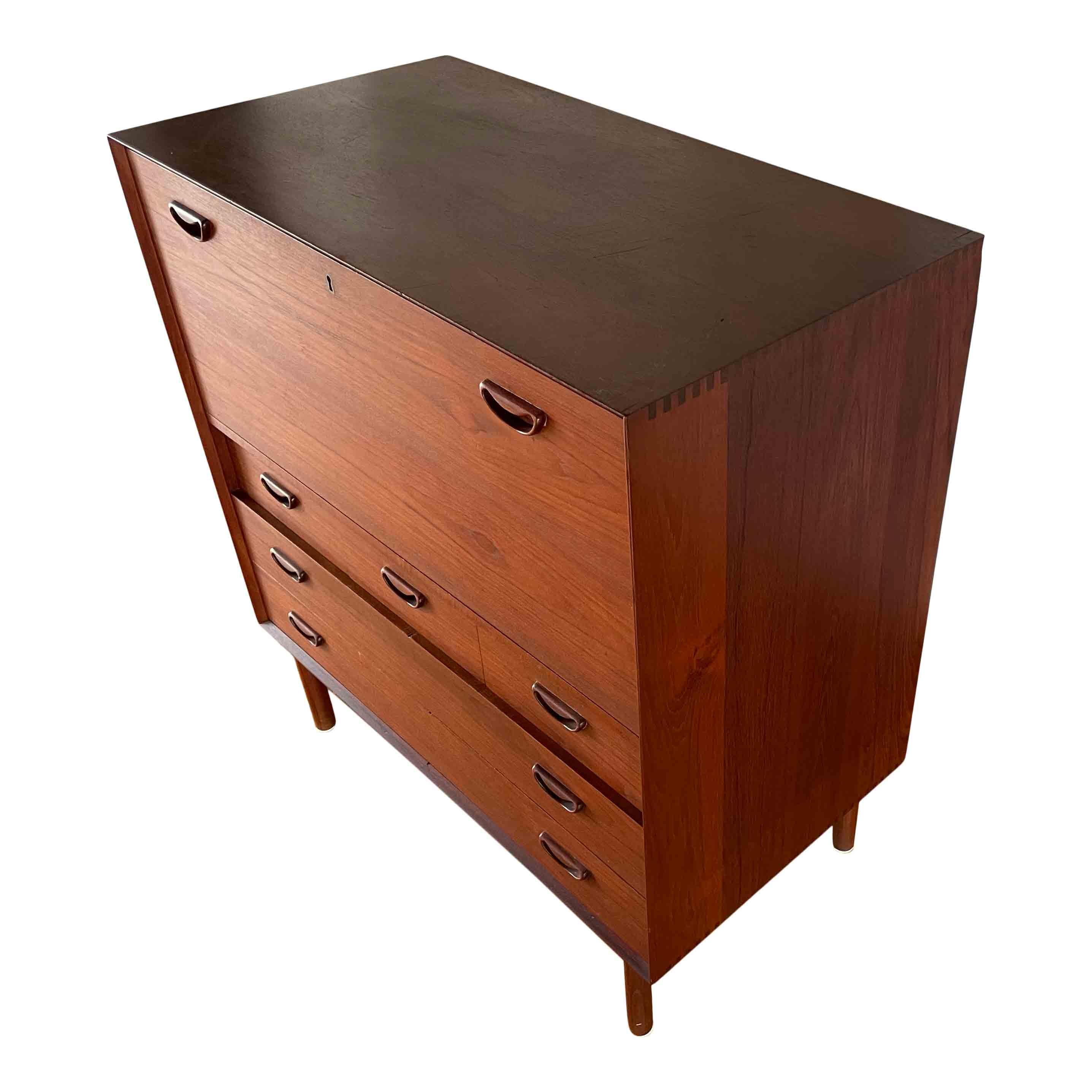 Danese Credenza in teak di Hvidt & Mølgaard-Nielsen per Søborg Møbelfabrik, Danimarca, anni '50 in vendita