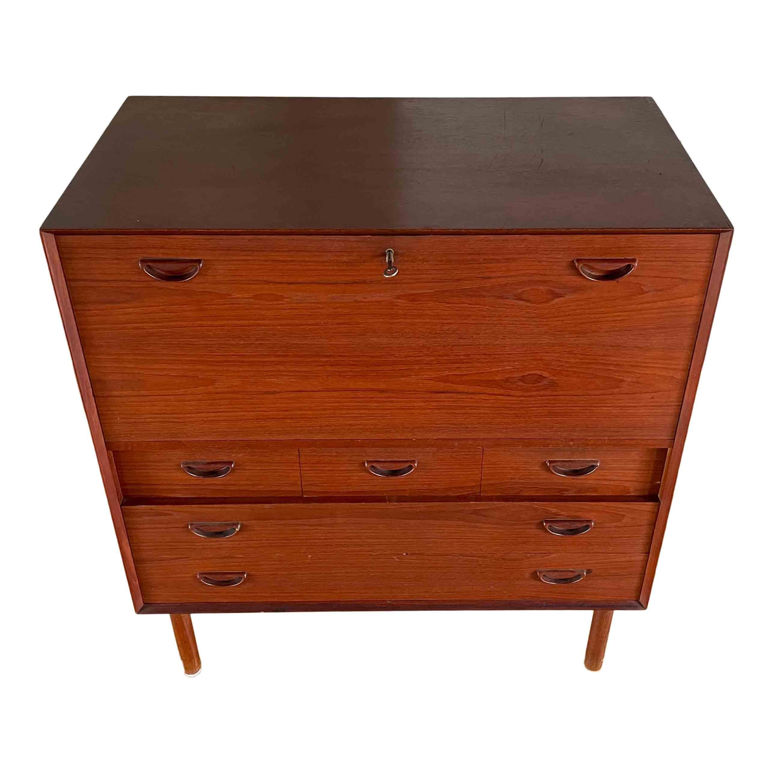 Credenza in teak di Hvidt & Mølgaard-Nielsen per Søborg Møbelfabrik, Danimarca, anni '50 In condizioni buone in vendita a Vicenza, IT