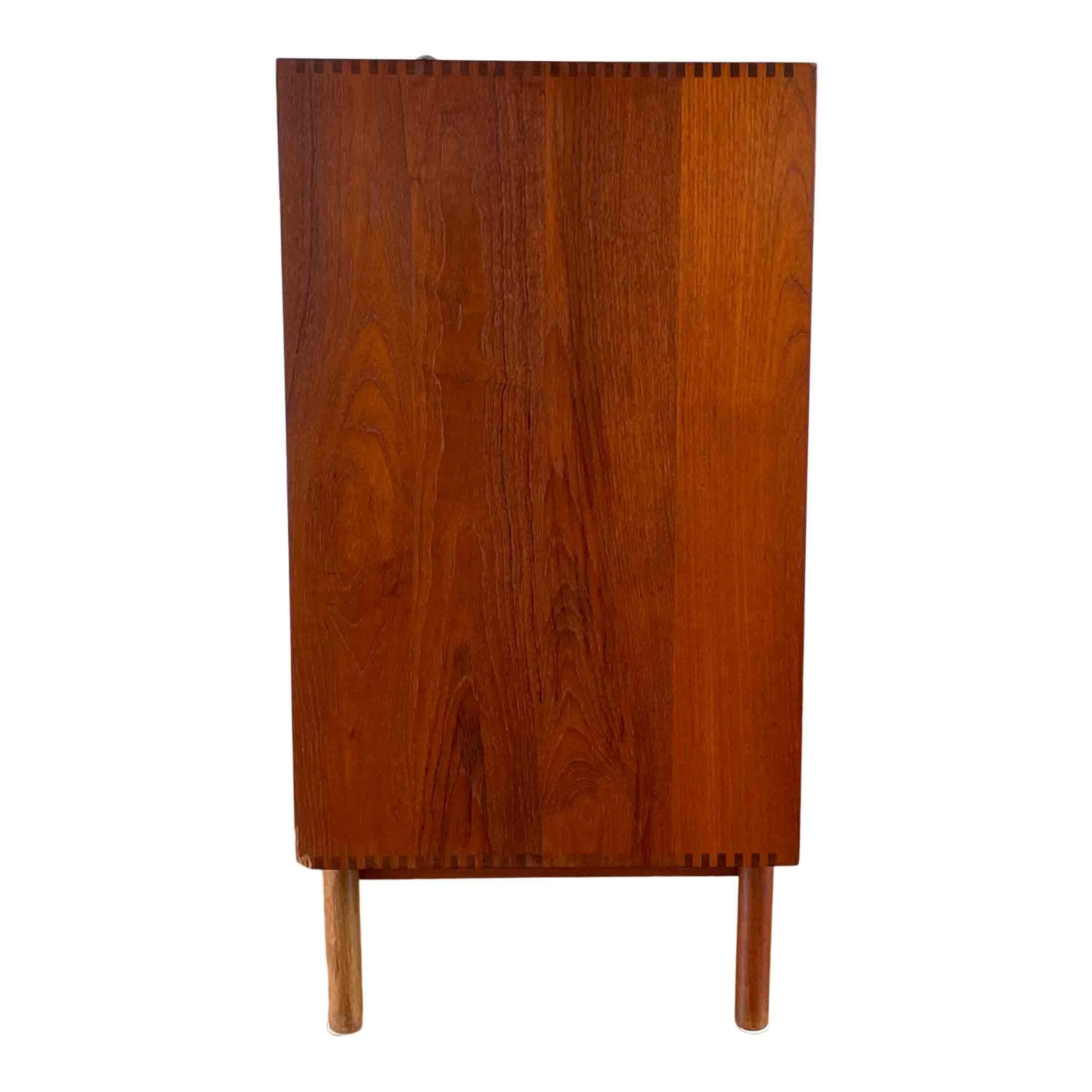 Metà XX secolo Credenza in teak di Hvidt & Mølgaard-Nielsen per Søborg Møbelfabrik, Danimarca, anni '50 in vendita
