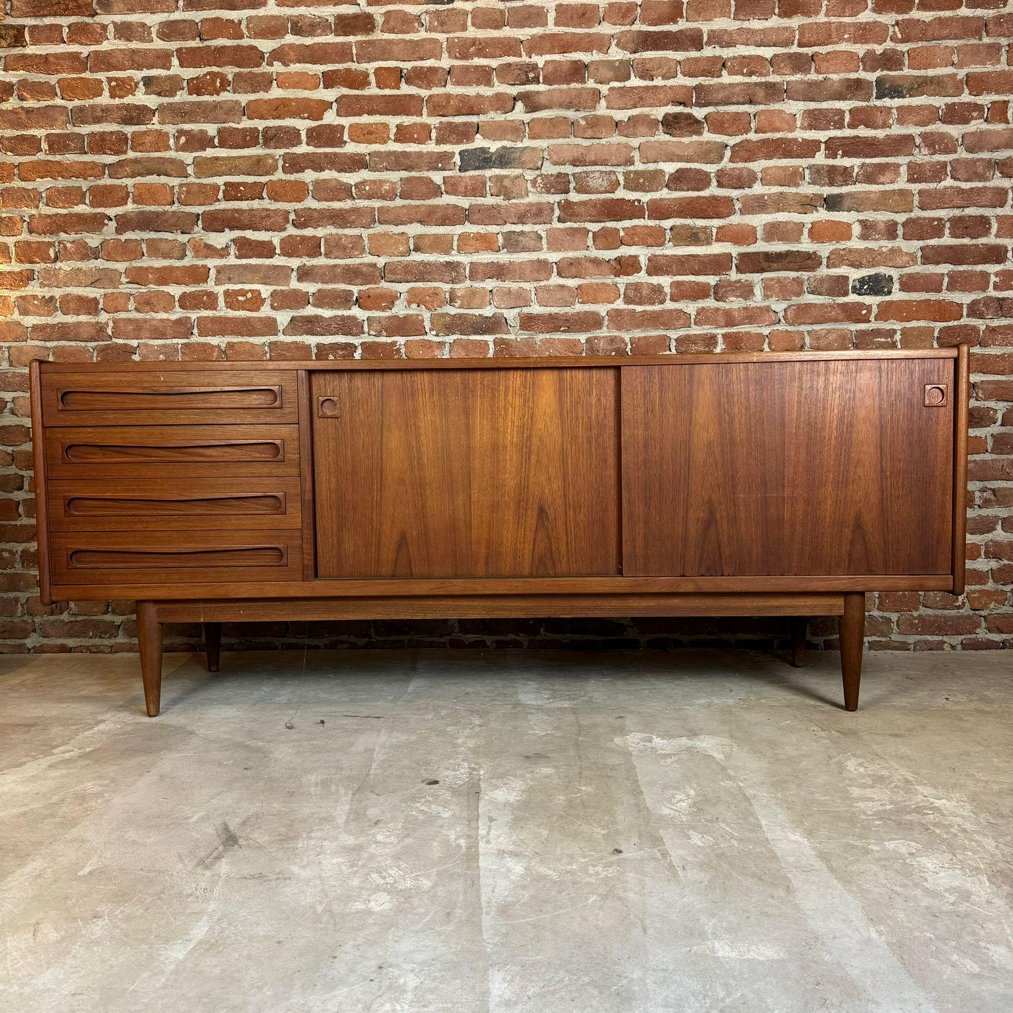 Danish Teak sideboard by Johannes Andersen for Uldum, Denmark 1960 For Sale