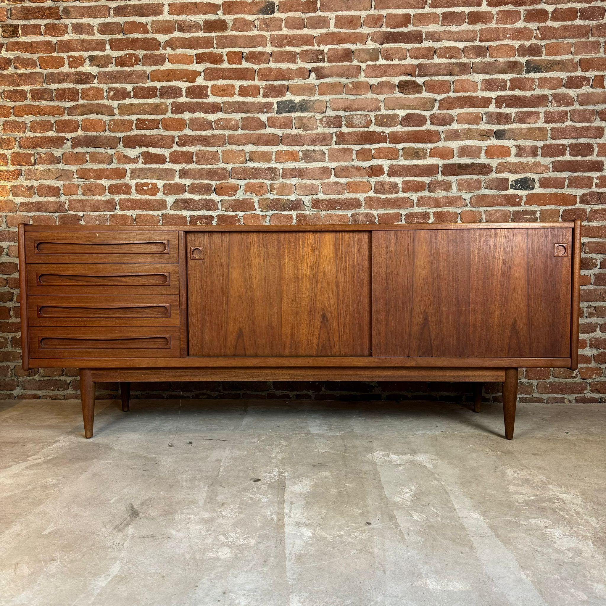 Veneer Teak sideboard by Johannes Andersen for Uldum, Denmark 1960 For Sale