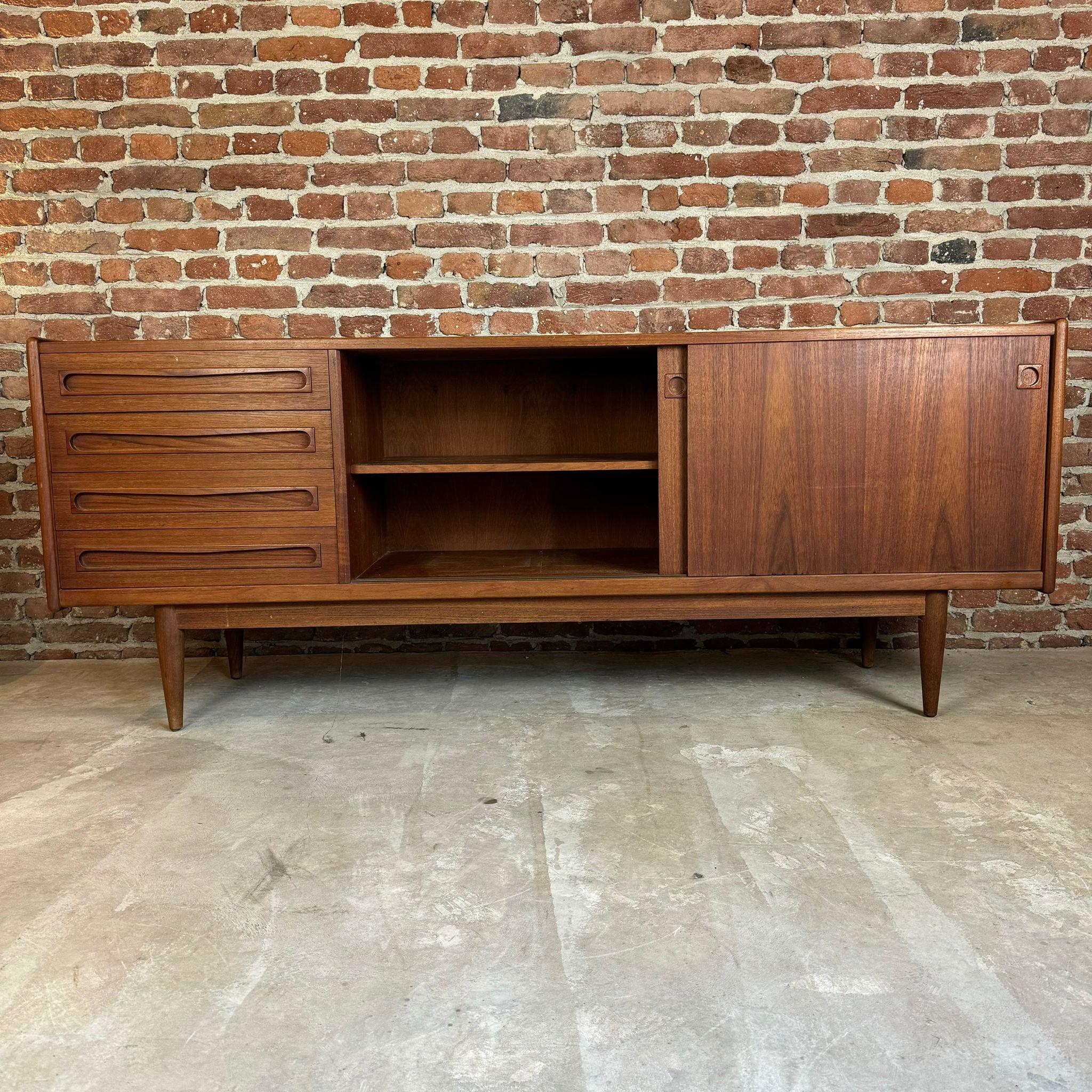 Teak sideboard by Johannes Andersen for Uldum, Denmark 1960 In Good Condition For Sale In Torino, IT