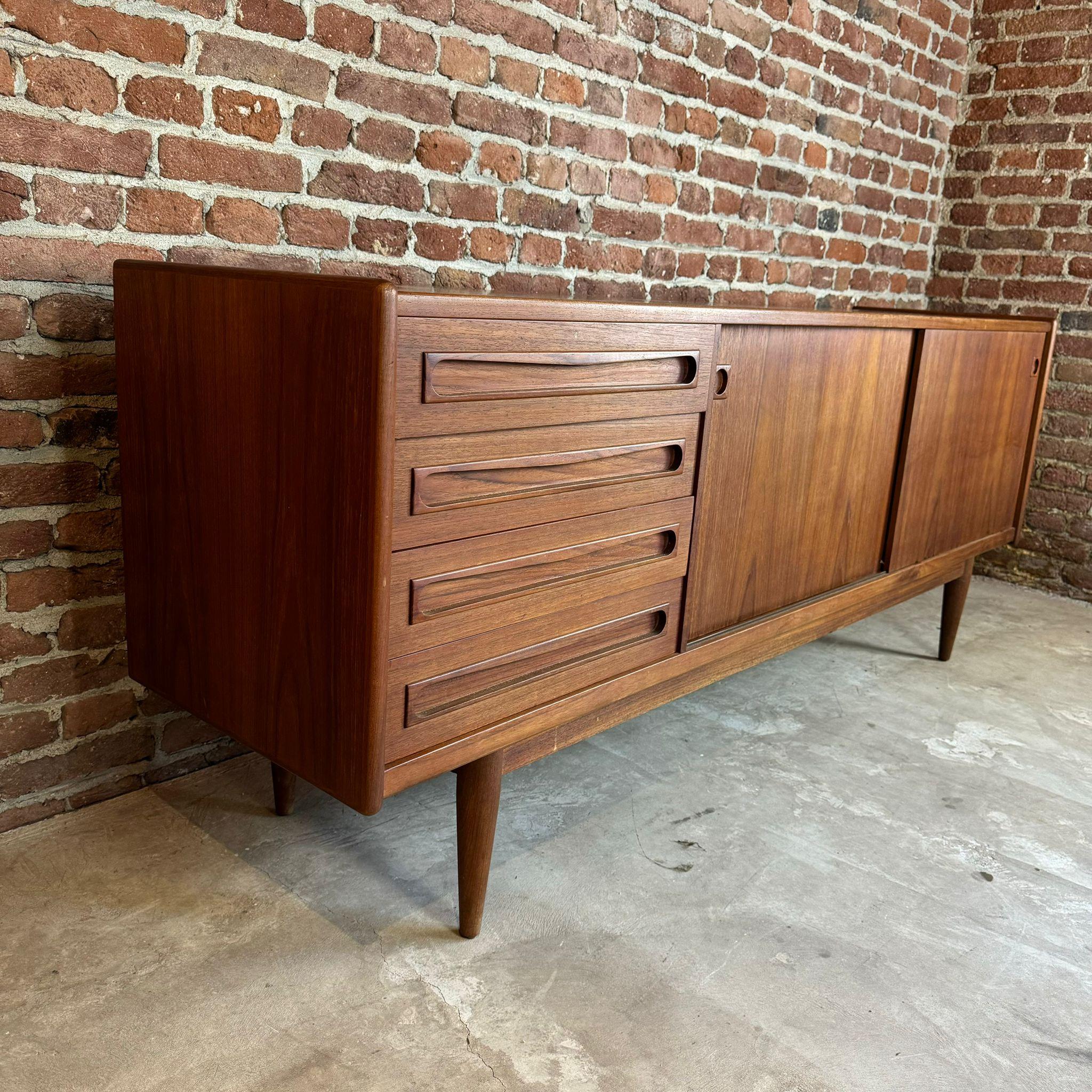 Teak sideboard by Johannes Andersen for Uldum, Denmark 1960 For Sale 2