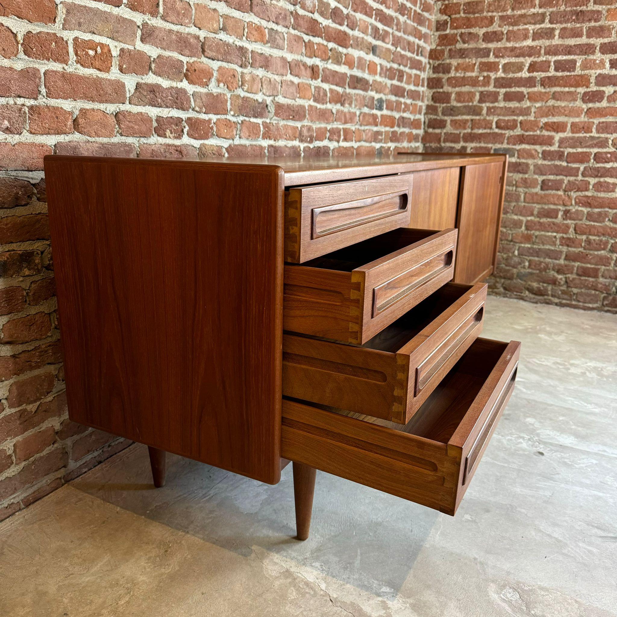 Teak sideboard by Johannes Andersen for Uldum, Denmark 1960 For Sale 4