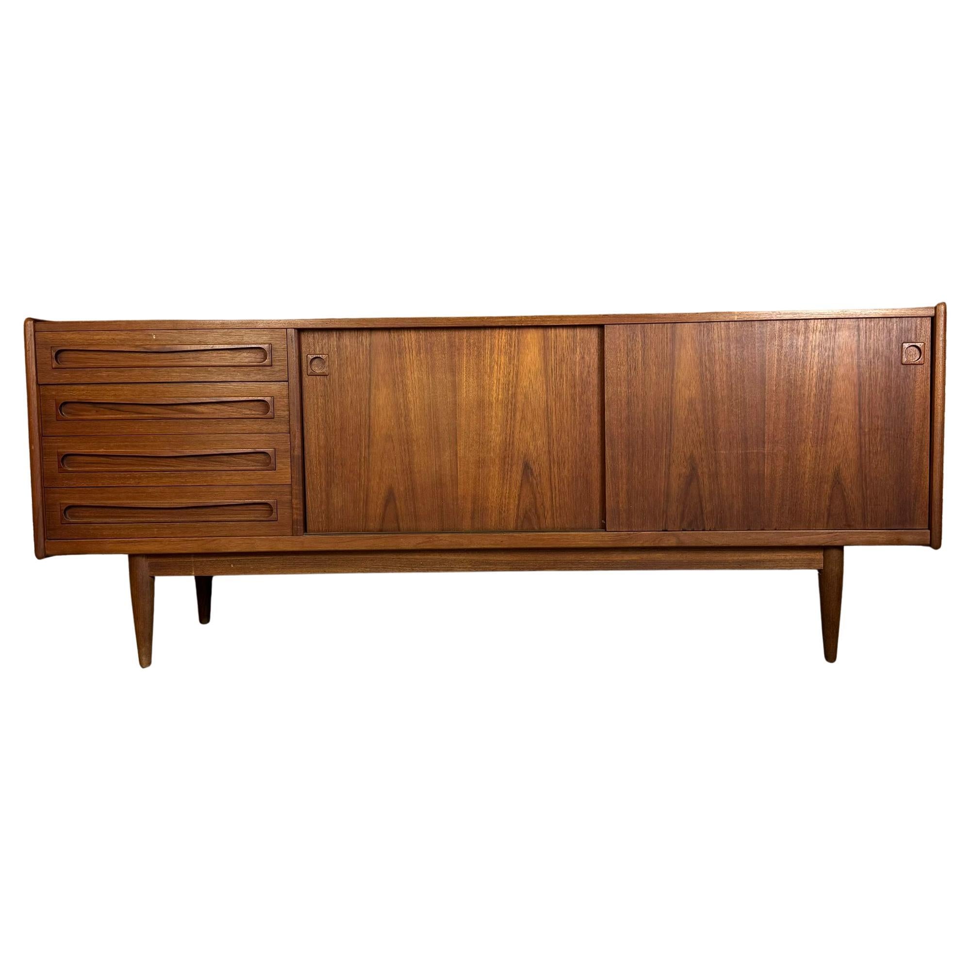 Aparador de teca de Johannes Andersen para Uldum, Dinamarca 1960