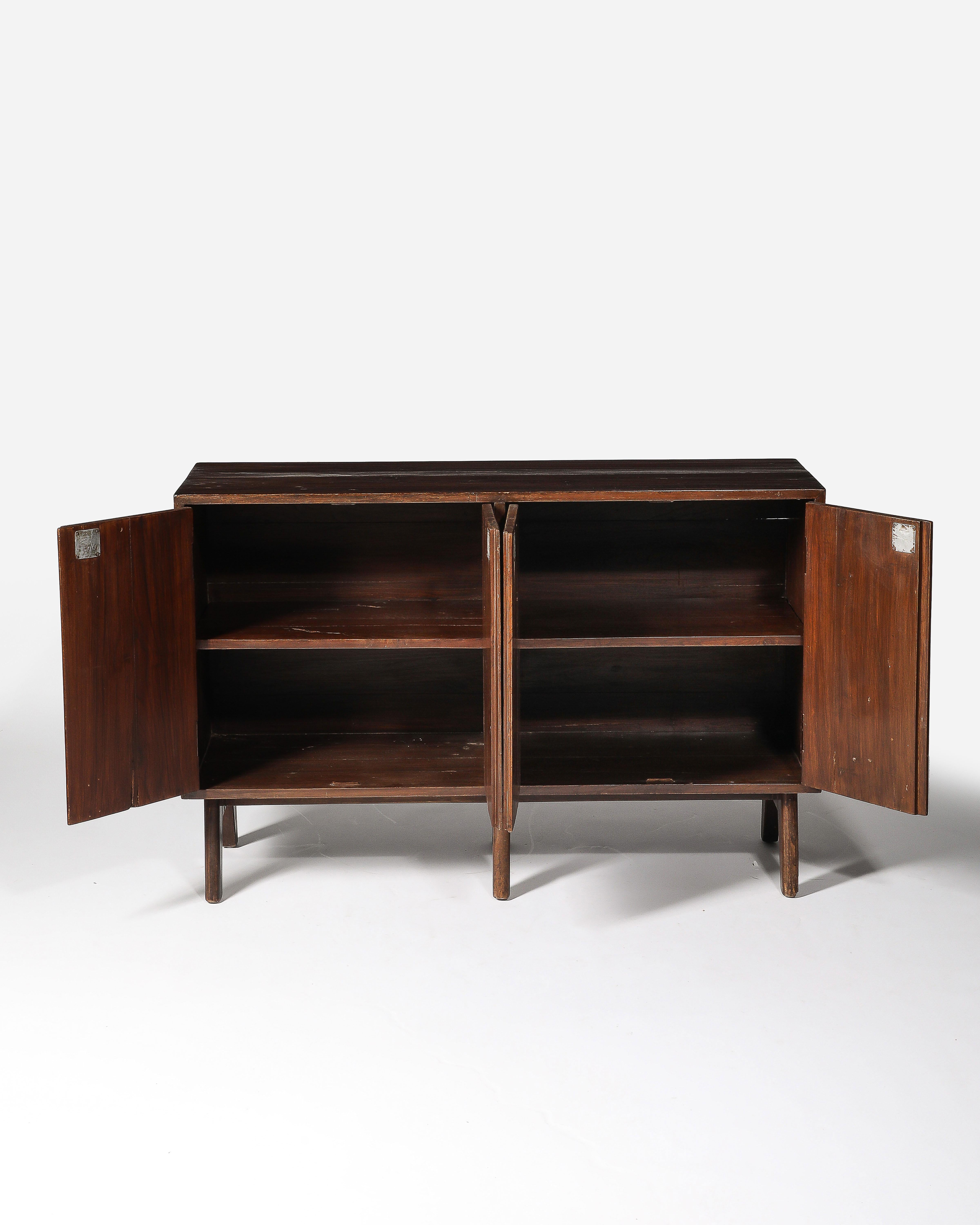 Anrichte aus Teakholz von Pierre Jeanneret für die Verwaltungsbüros in Chandigarh, ca. 1958 im Zustand „Starke Gebrauchsspuren“ im Angebot in New York City, NY