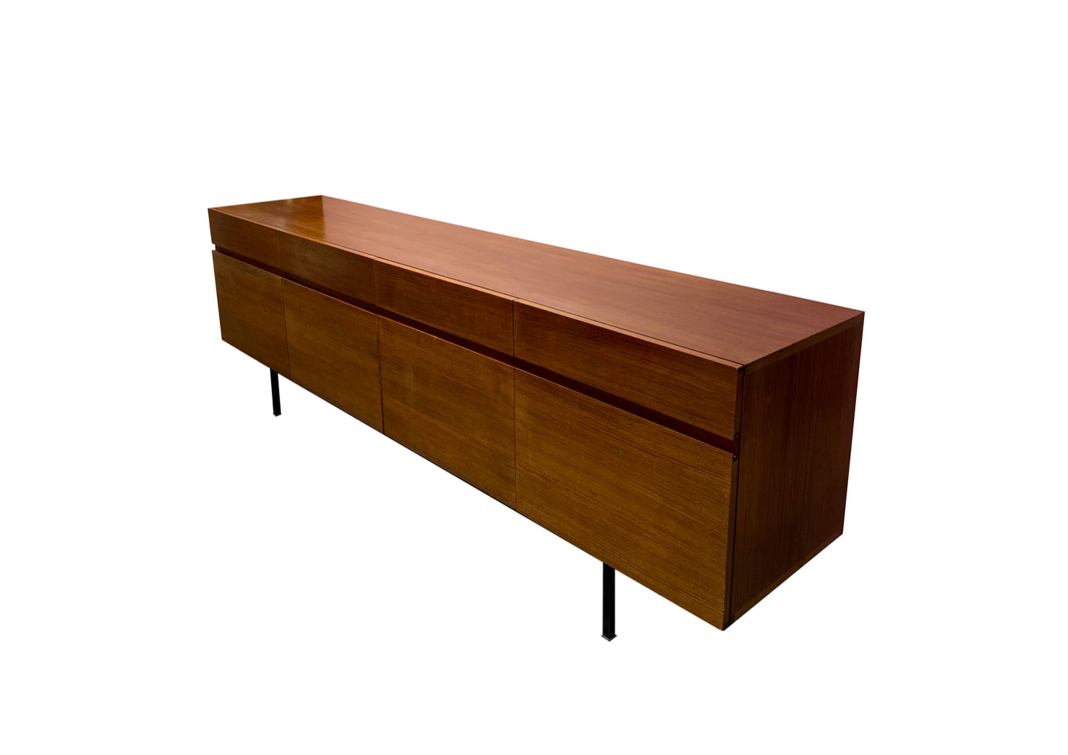 Anrichte aus Teakholz auf schwarzem Metallgestell von Victoria Möbel, Schweizer Design CIRCA 1960. 

Bestehend aus 4 oberen Schubladen und 4 Klapptüren mit Einlegeböden. 
2 Schubladen enthalten Organizerfächer aus Filz.


