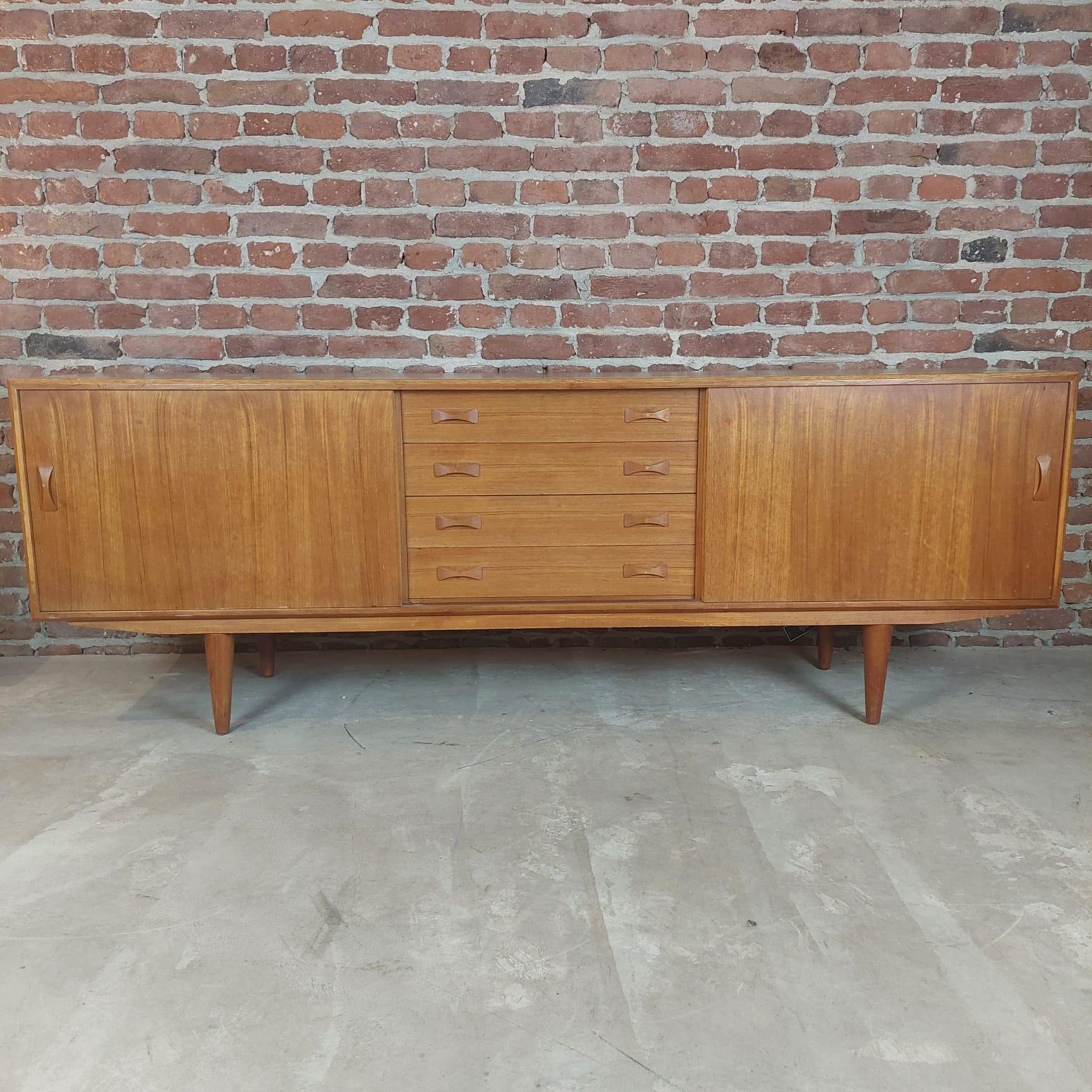 Un aparador de teca de Clausen & Son, Dinamarca, de los años 60, ¡parece una preciosa pieza de mobiliario danés vintage! 

Clausen & Son es conocida por su artesanía de alta calidad y sus diseños atemporales, sobre todo en piezas modernas de